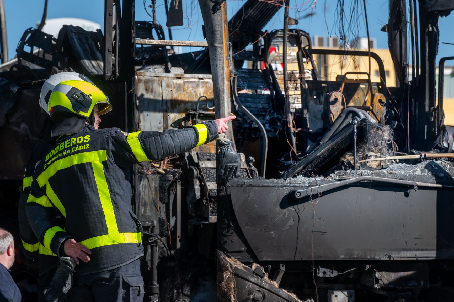 El incendio del autobús en la avenida de la Sanidad de Cádiz, en imágenes.