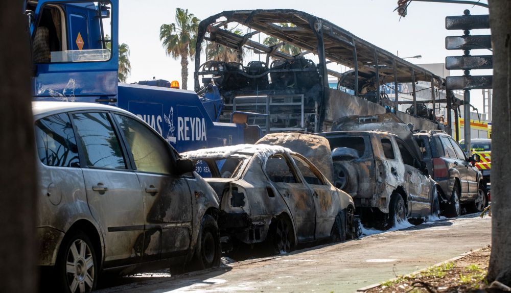 El incendio del autobús en la avenida de la Sanidad de Cádiz, en imágenes.