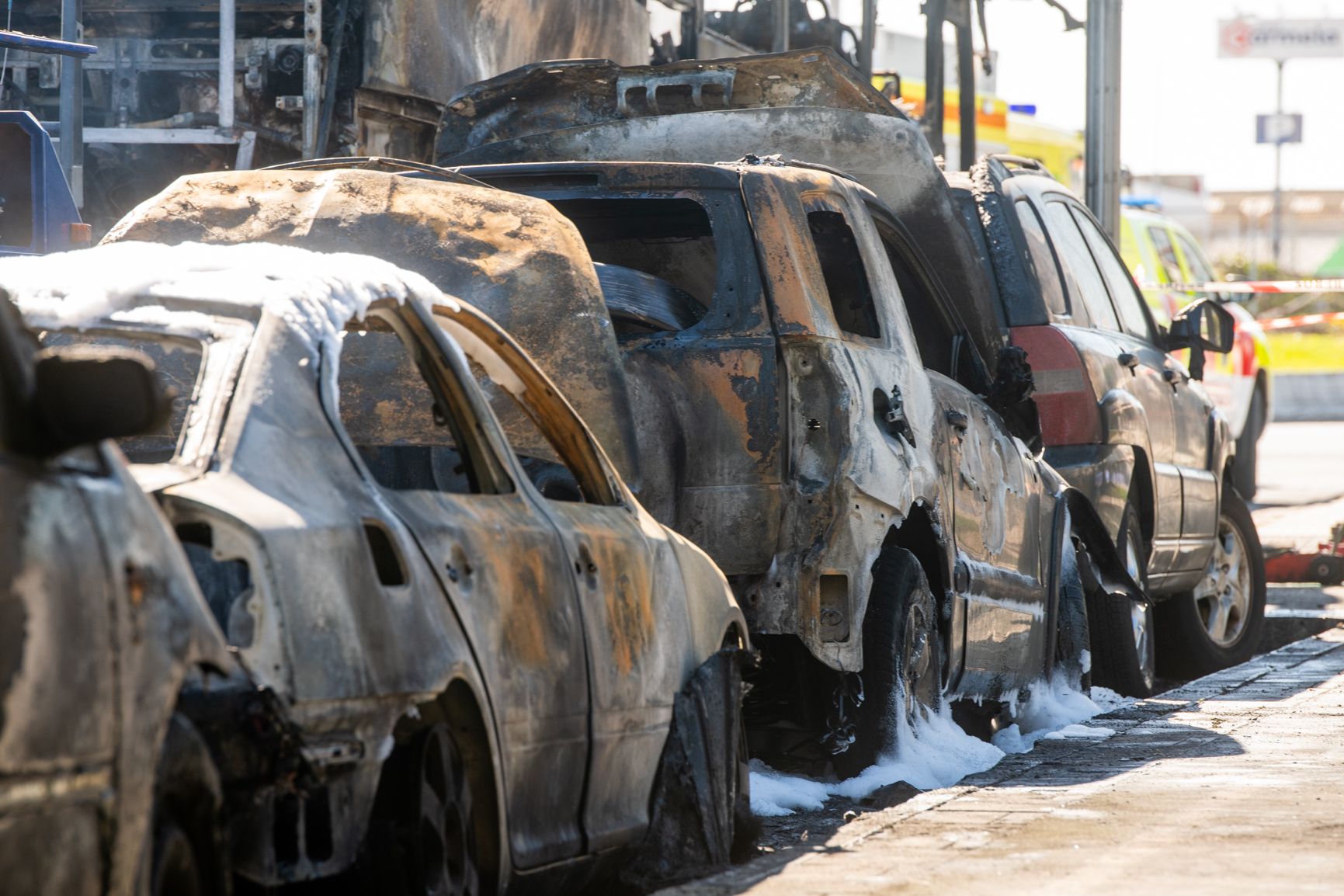 El incendio del autobús en la avenida de la Sanidad de Cádiz, en imágenes.