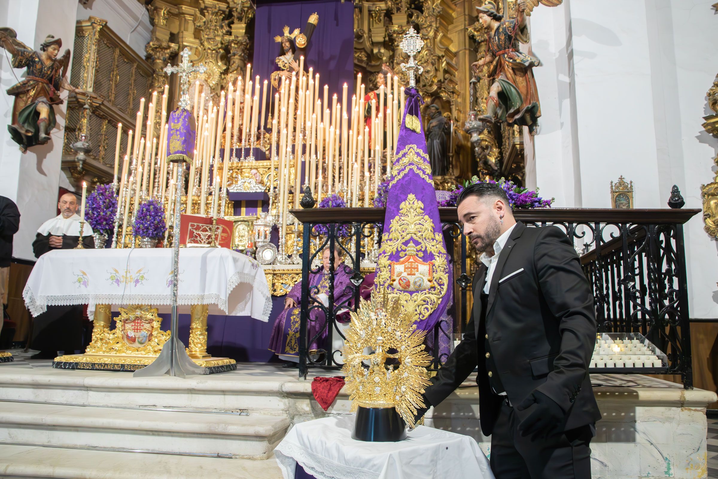 Andrés Morales durante la entrega de la corona en los cultos al Nazareno de Santa Maria. 