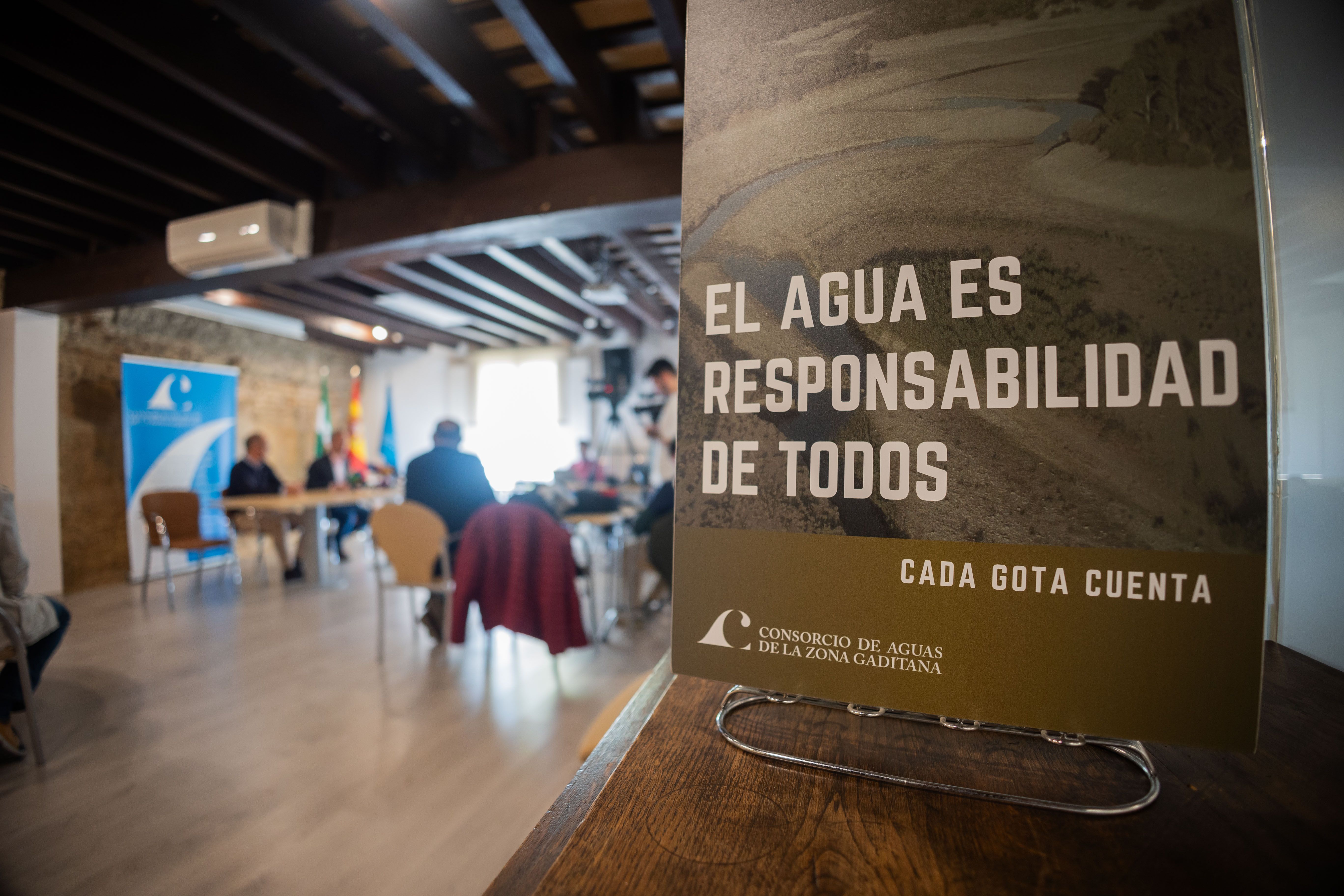 Publicidad de concienciación del Consorcio de Aguas de la Zona Gaditana, con el presidente del ente al fondo, en rueda de prensa este pasado miércoles en Jerez.