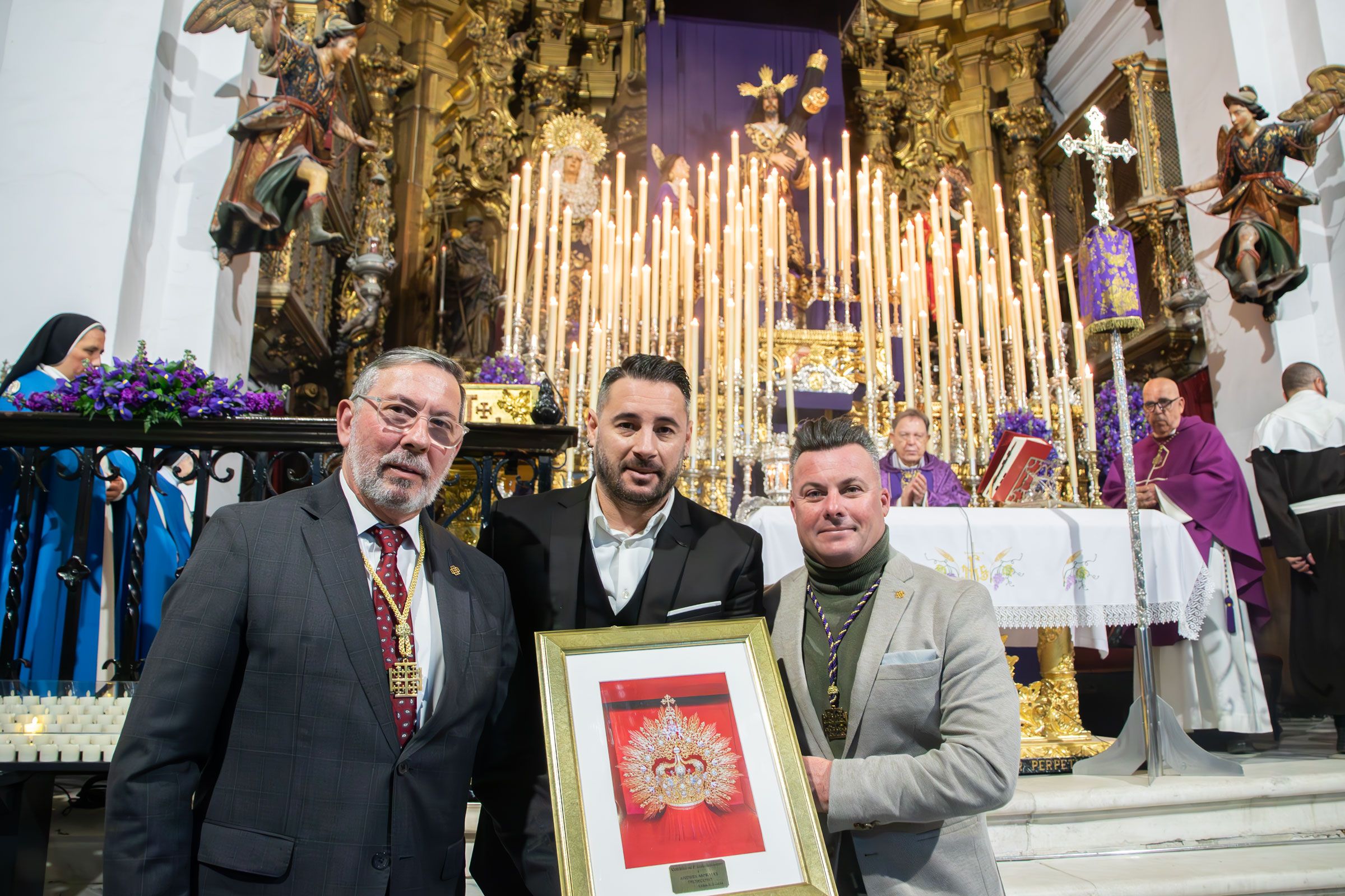 El cantante recibiendo un recuerdo por parte del hermano mayor. 