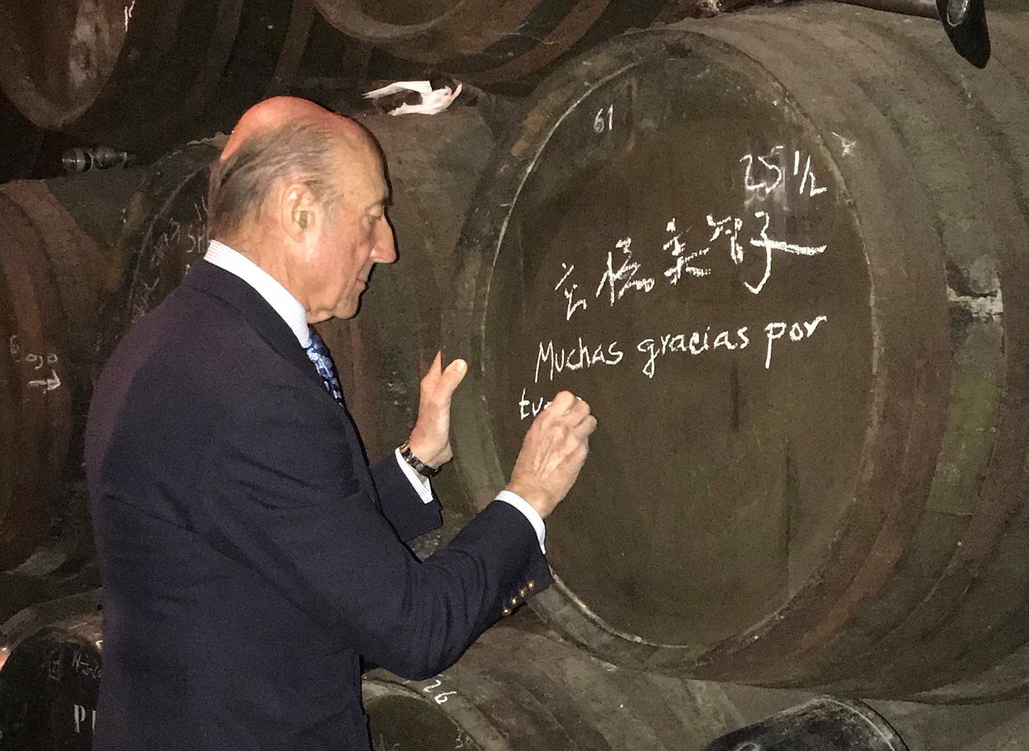 Beltrán Domecq, firmando en una bota. FOTO: CONSEJO