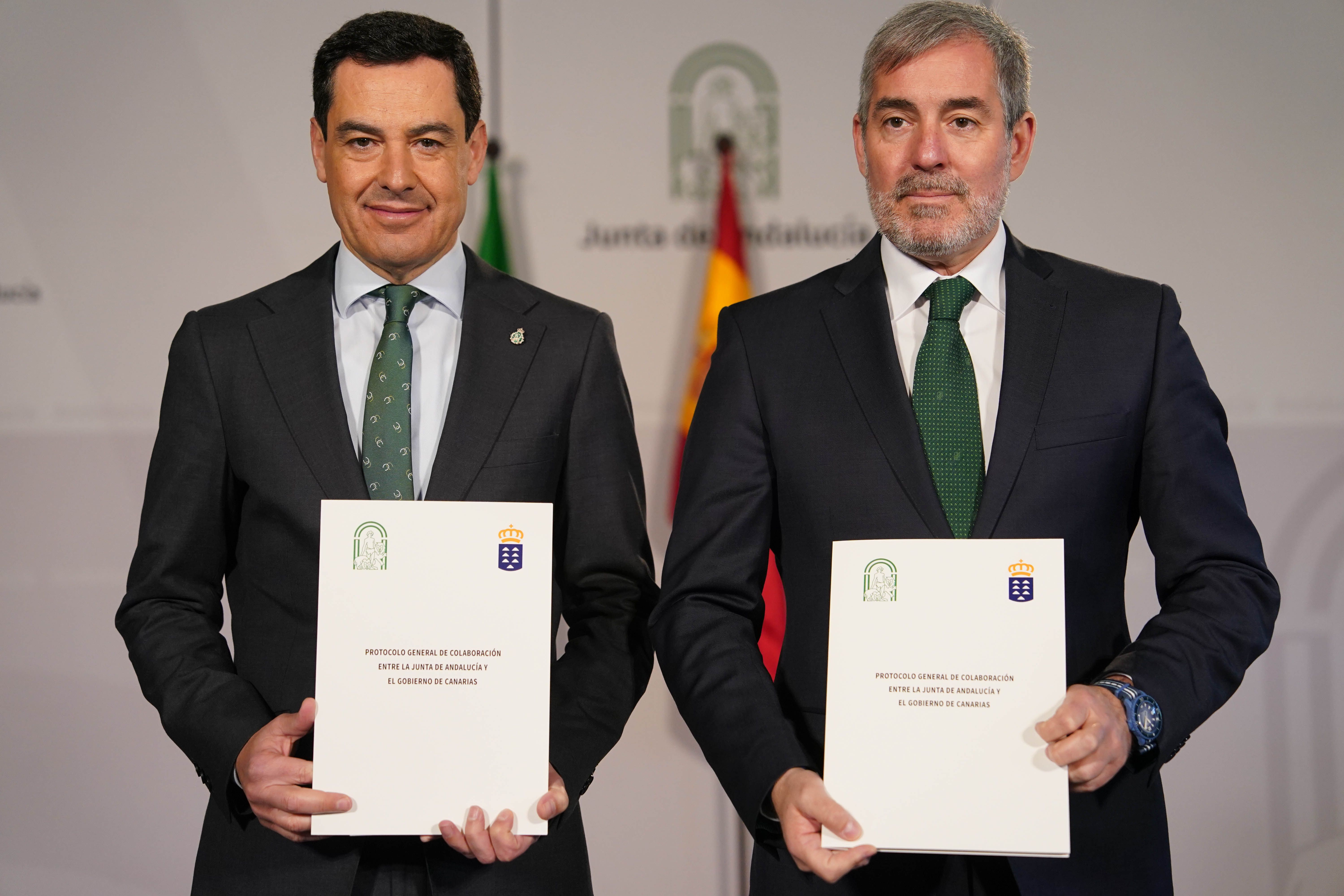Juanma Moreno, presidente de la Junta de Andalucía, junto a Fernando Clavijo, presidente de Canarias.