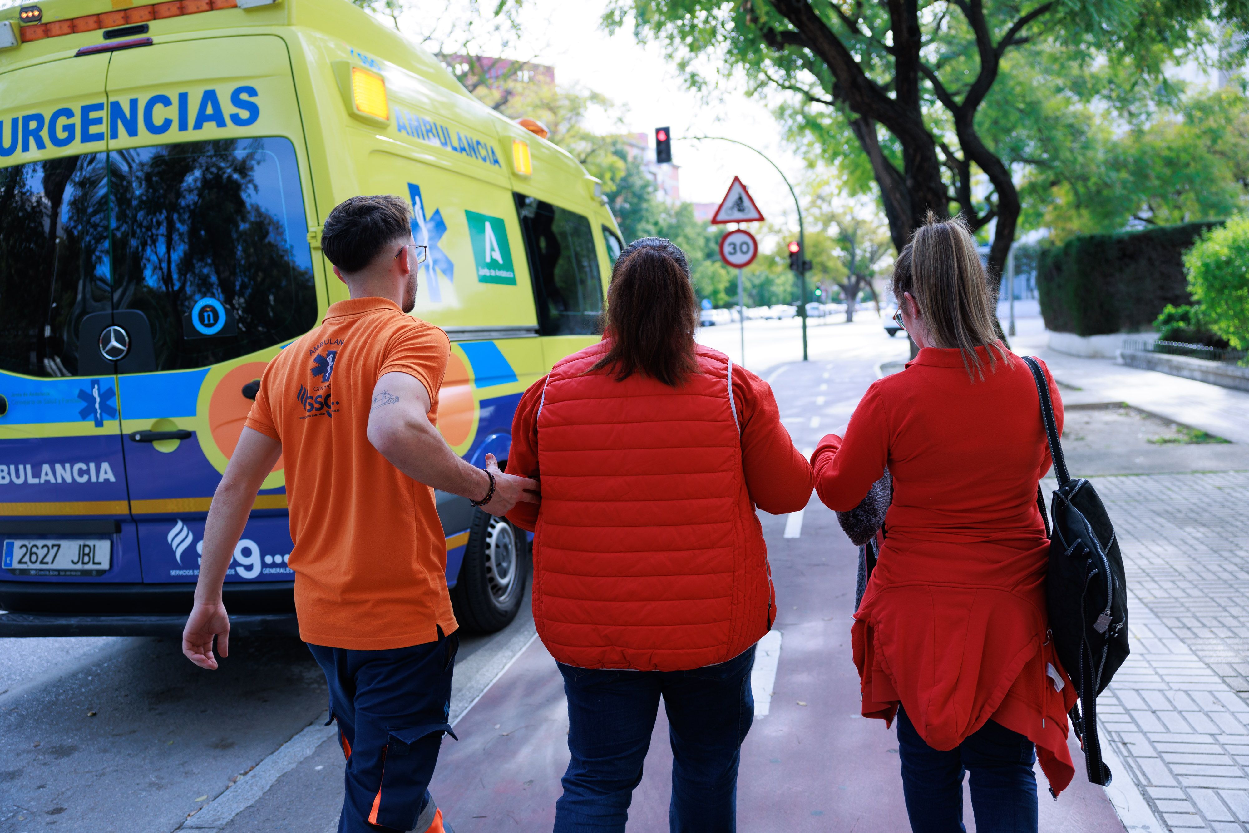La cajera, acompañada a la ambulancia después de haber sufrido el atraco. La cajera, acompañada a la ambulancia después de haber sufrido el atraco.