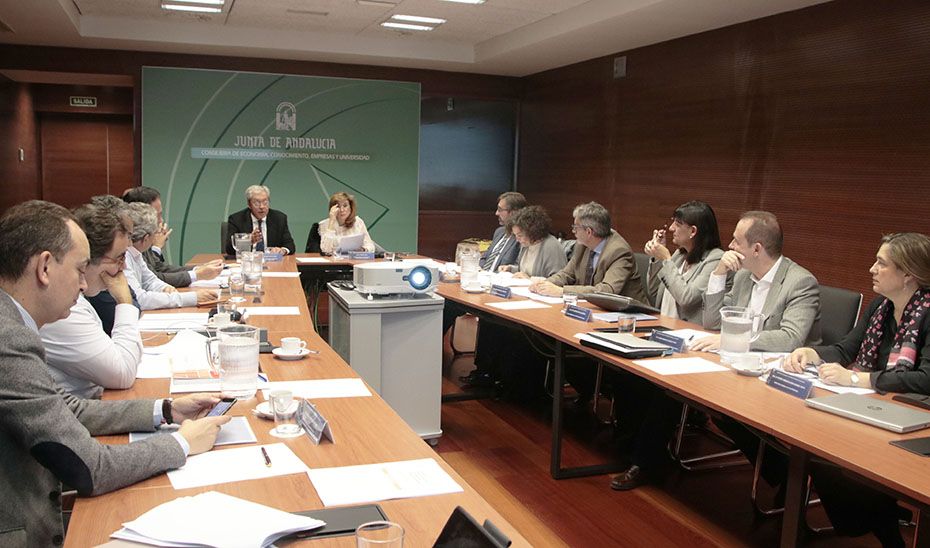 Imagen de archivo del consejero de Economía, Rogelio Velasco, reunido con los rectores de las universidades públicas andaluzas.