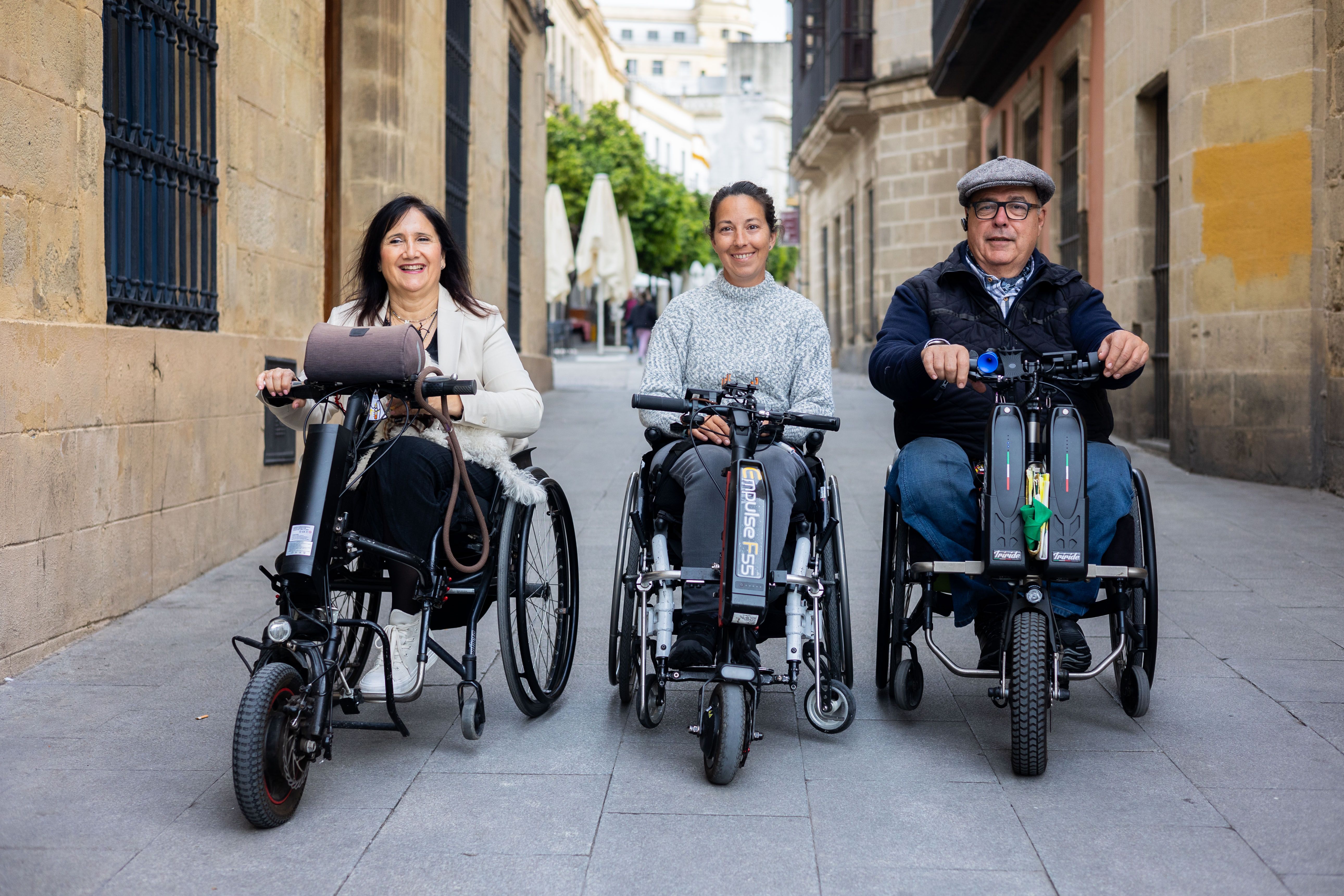 Malu, Marta y Jose Luis, lesionados medulares en la provincia de Cádiz. Vivir sin sentir las piernas: "Ninguna ciudad está adaptada pero, aunque sea duro, continuamos"