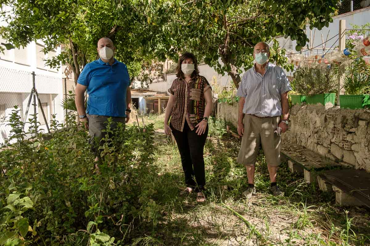 Pedro Saborido, Cristina Fernández y Julián Saborido, en el huerto escolar del CEIP Torresoto. FOTO: MANU GARCÍA