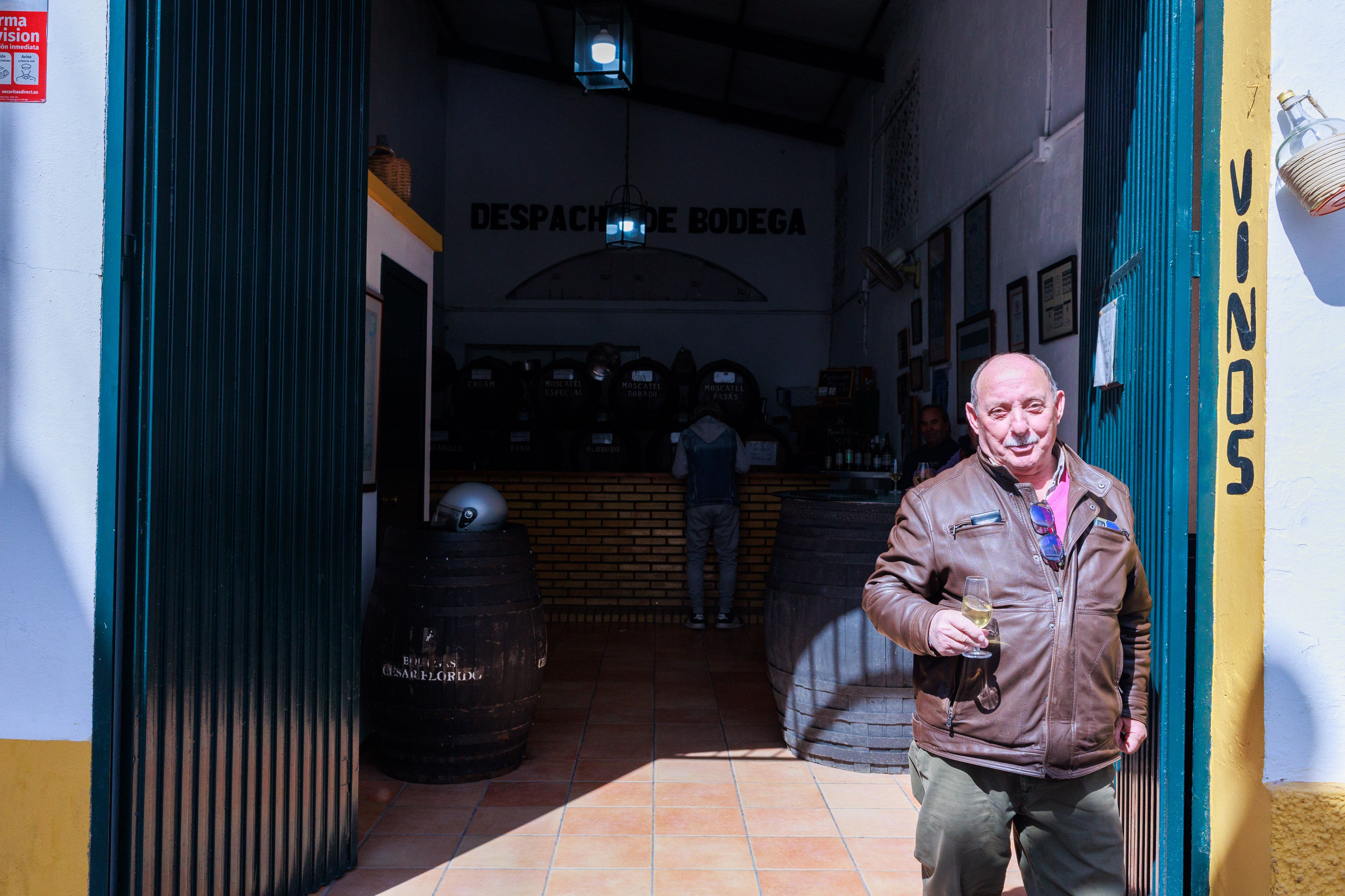 Un cliente en la entrada al despacho de vinos de la bodega César Florido.