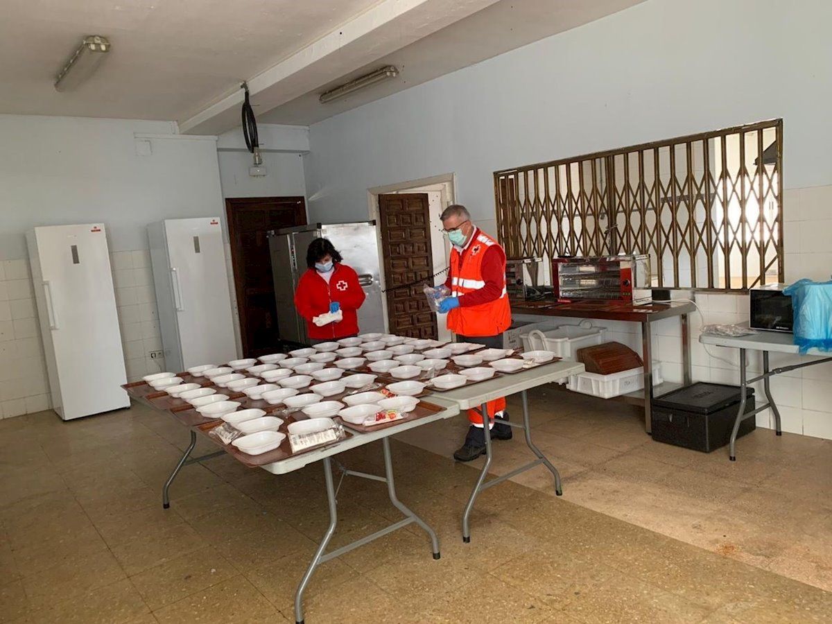 Voluntarios de Cruz Roja en el Colegio Mayor Séneca de Córdoba. FOTO: EUROPA PRESS