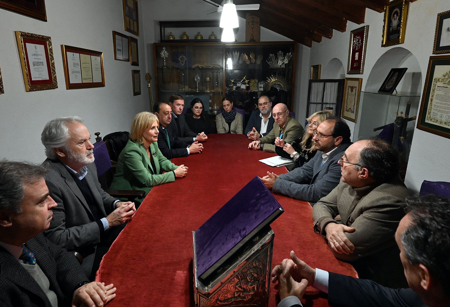 Reunión de la alcaldesa y la junta de gobierno en la casa de hermandad.