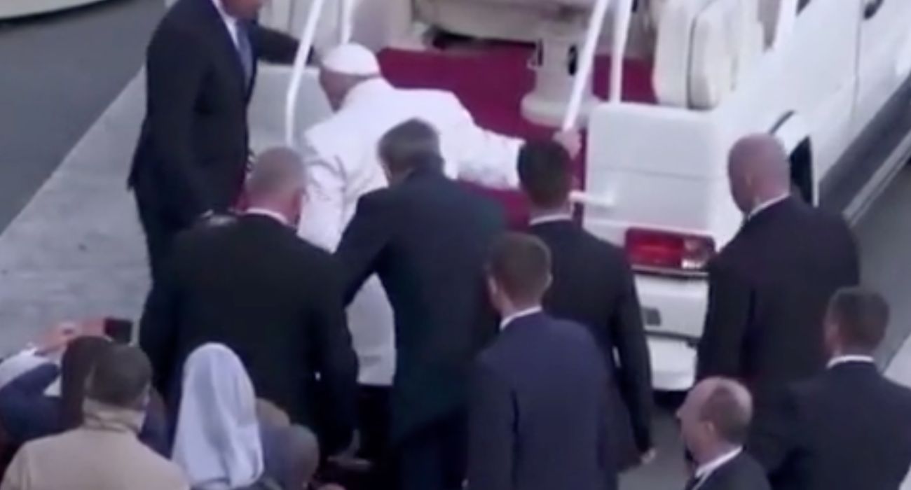 El Papa Francisco, con problemas de movilidad, no ha podido subirse al papamóvil.