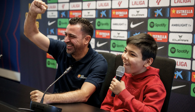 El joven Bruno, junto a Xavi Hernández.   FOTO: FCBARCELONA