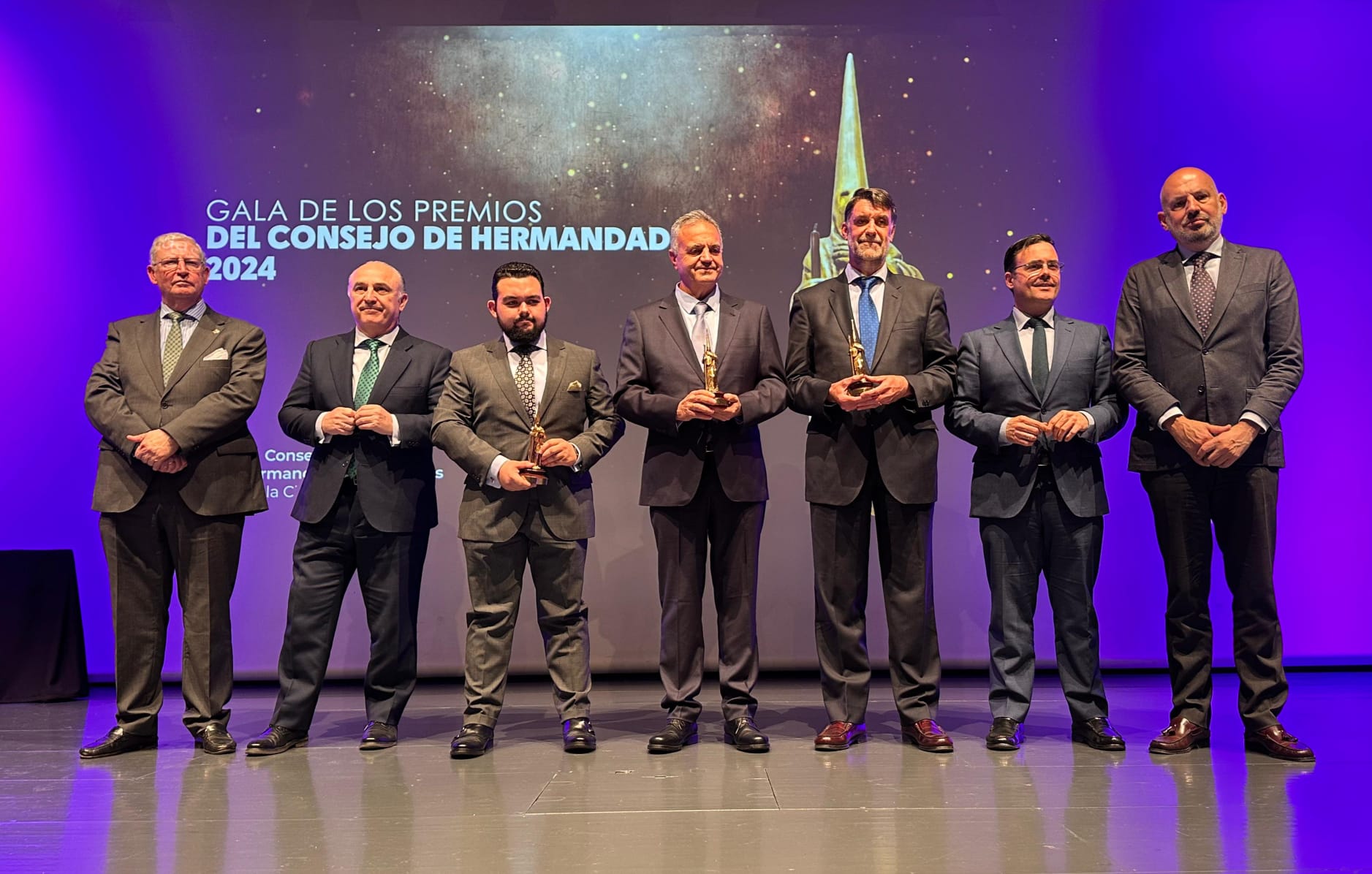 Los premiados junto posando con los Nazarenos recibidos por sus trabajos. 