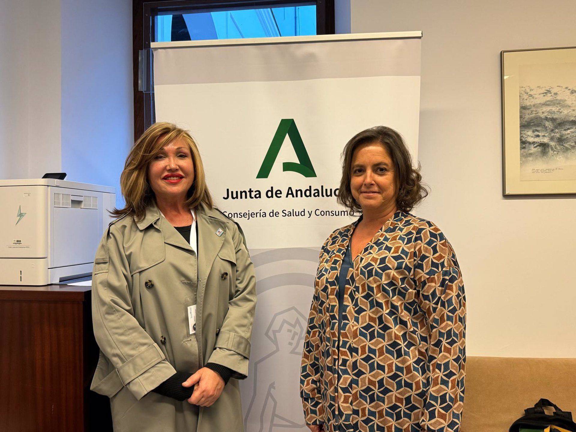 Mar Cambrollé, presidenta de la Asociación Trans de Andalucía ATA-Sylvia Rivera, junto a Catalina García, consejera de Salud.
