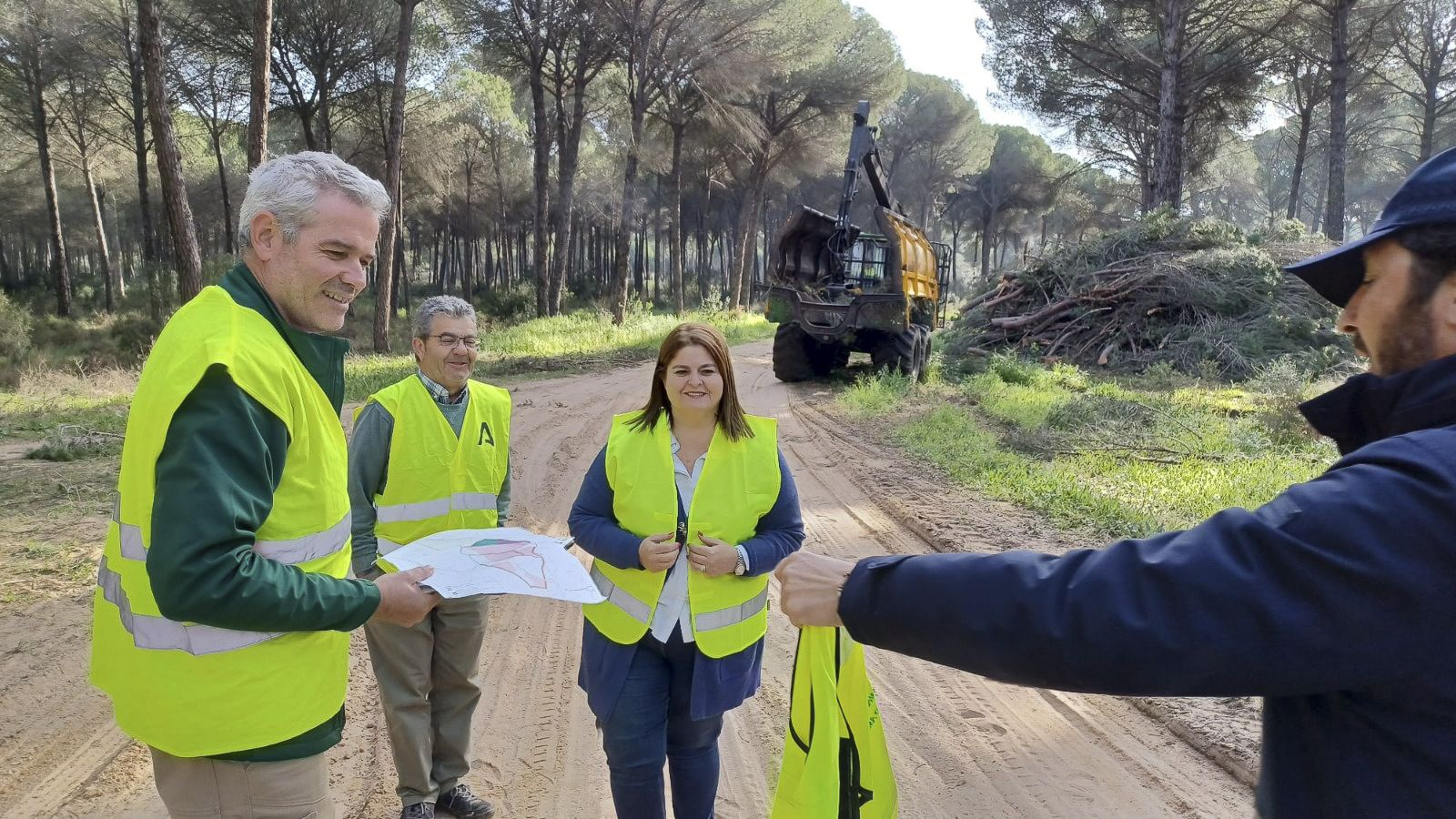 La delegada teritorial junto a técnicos visitando El Colmenar.