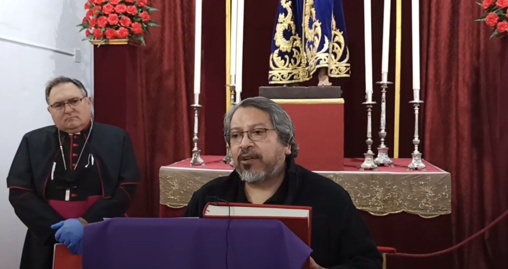 El padre Arturo, en primer término, junto al obispo José Mazuelos, en una imagen reciente.