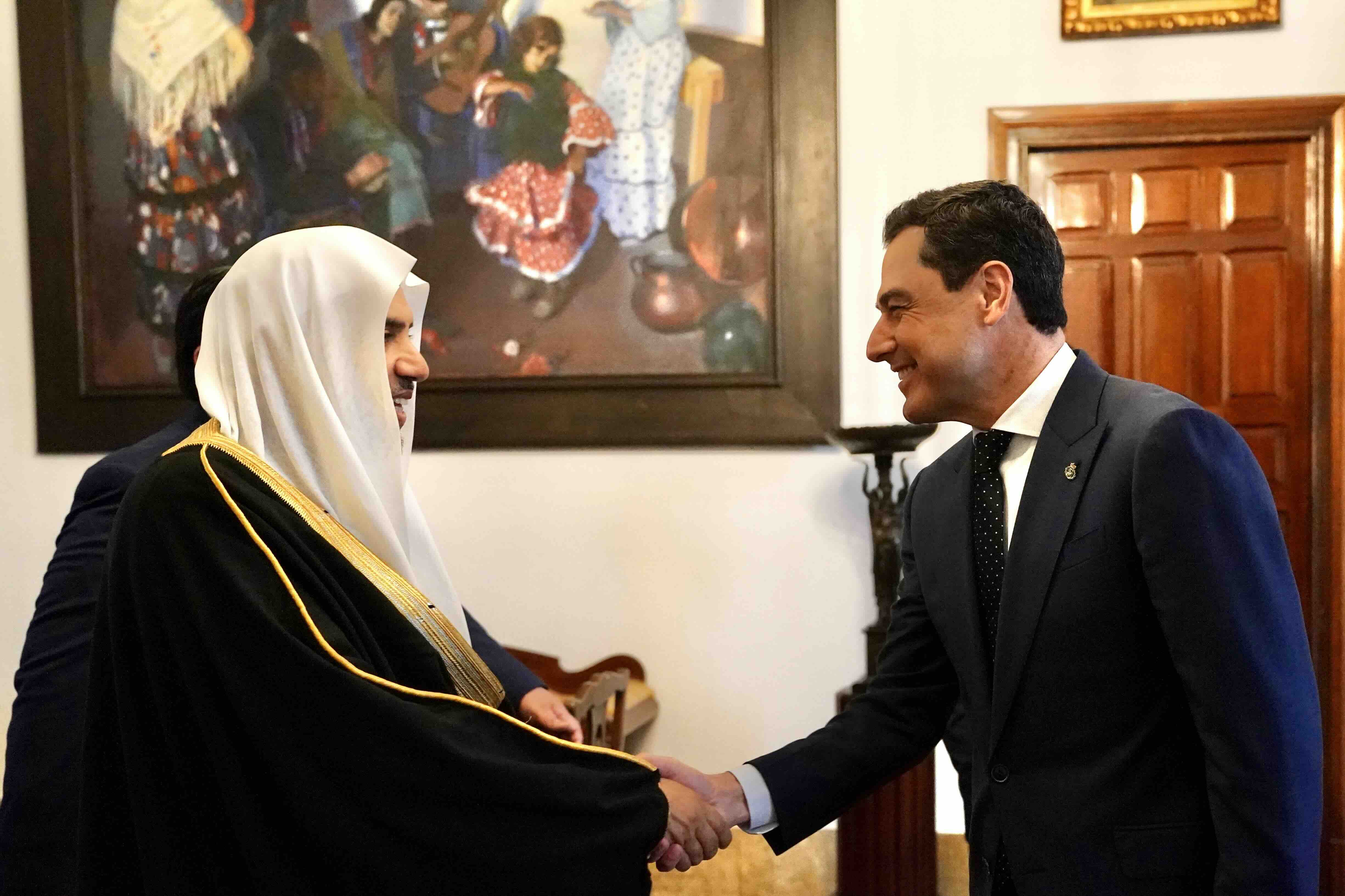El presidente Juanma Moreno se reúne en Málaga con el líder de la Liga del Mundo Islámico, Mohammed bin Abdulkarim.