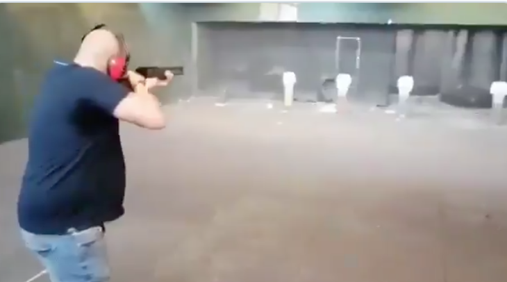 Una captura del vídeo en el que se realizan prácticas de tiro contra fotos de miembros del Gobierno.