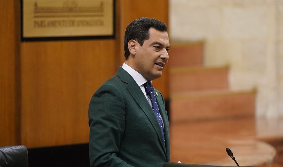 El presidente de la Junta, Juan Manuel Moreno, en el Parlamento.