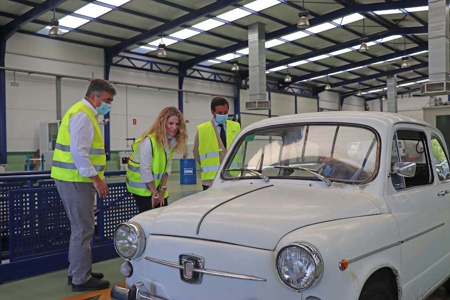 La delegada del Gobierno andaluz en Cádiz, Ana Mestre, durante su visita a la ITV de Jerez.