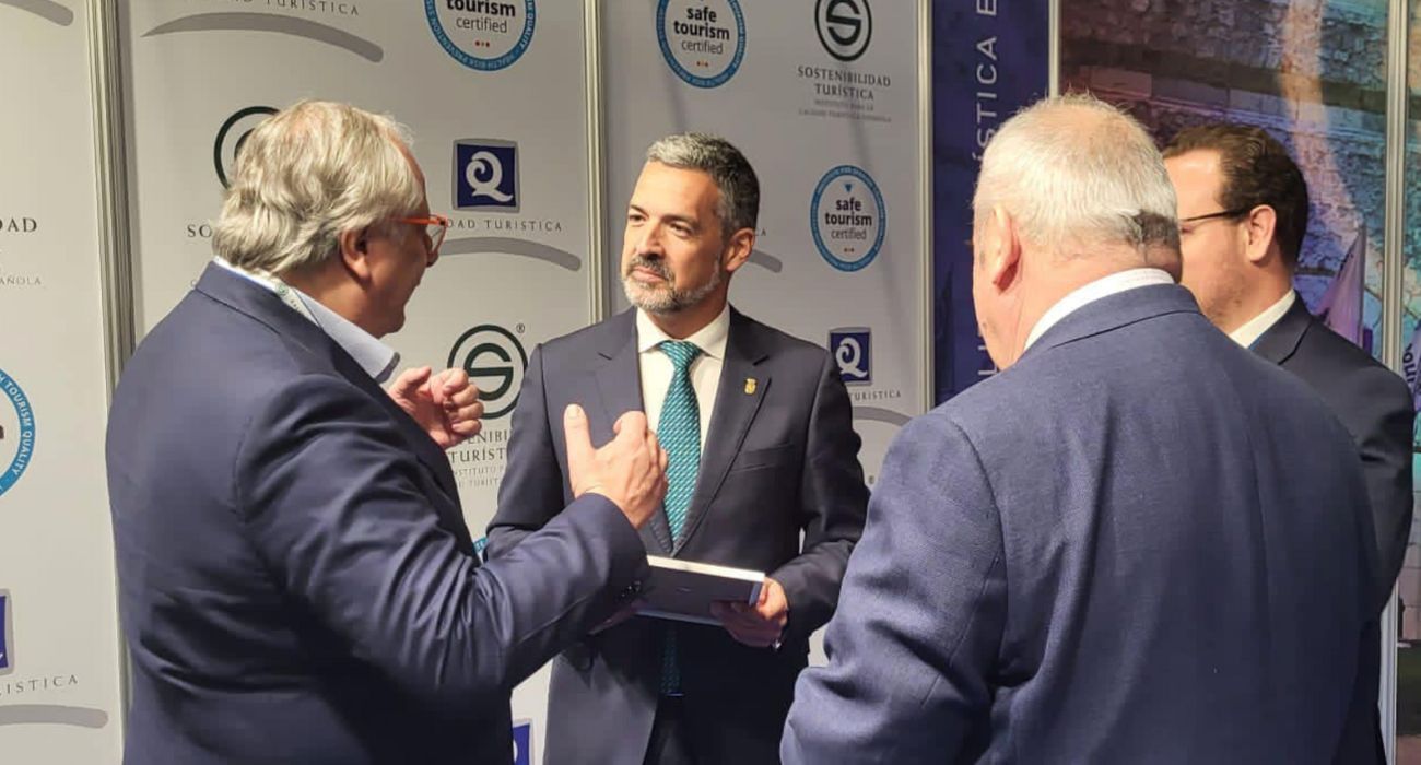 Javier Ruiz, alcalde de Rota, en el centro de la imagen.