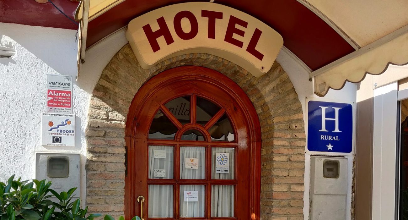 Entrada del Hotel Bonilla, un negocio familiar de La Barca, una ELA de Jerez.