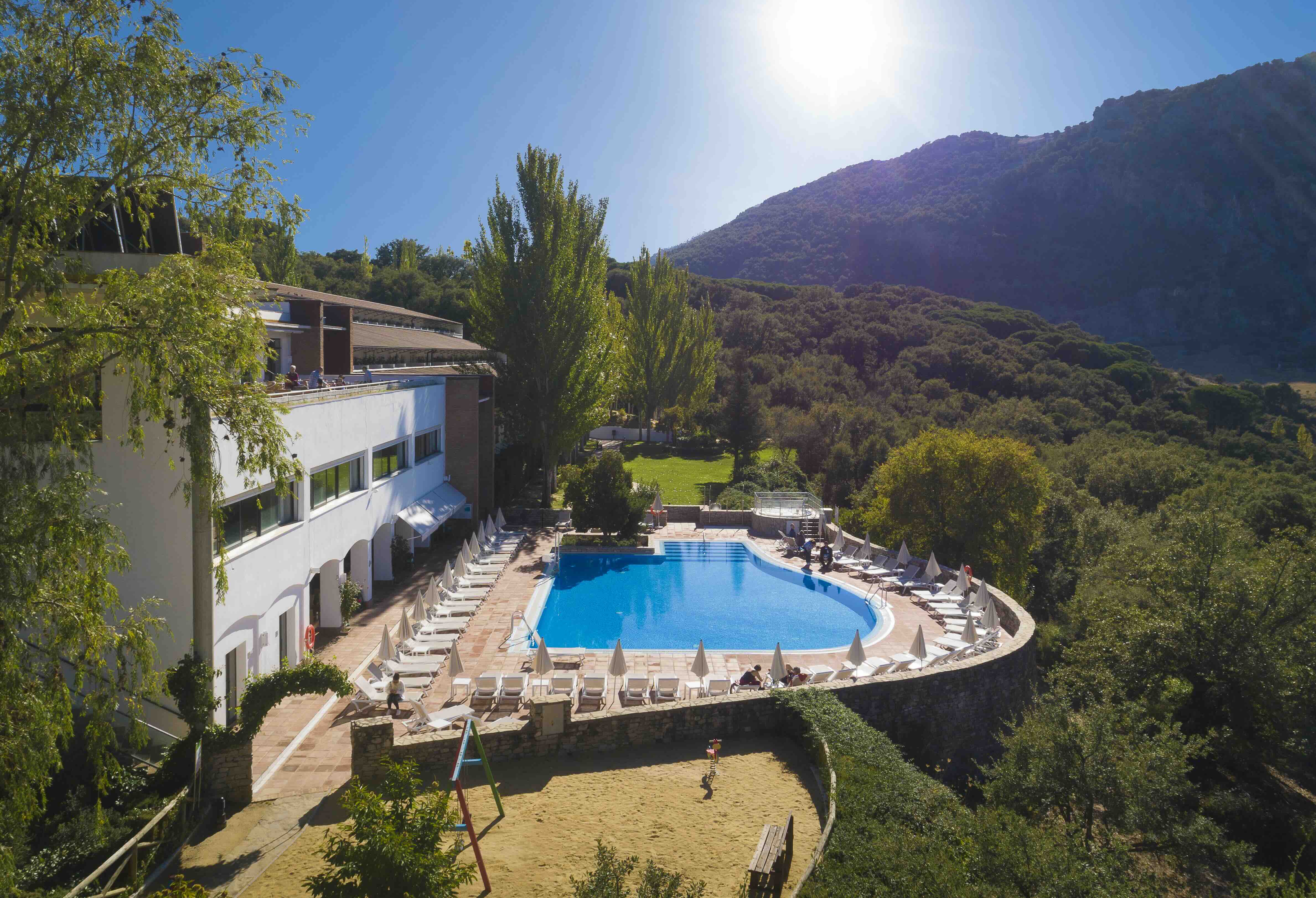 Qué ver en Grazalema: maravillas que rodean a esta piscina en una montaña de la Sierra de Cádiz.