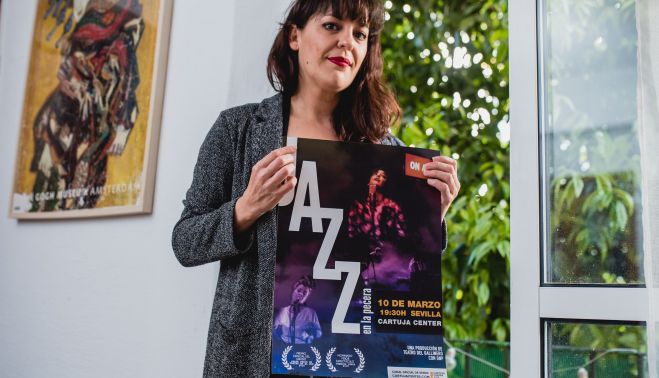 María Castañeda, con el carte de 'Jazz desde la pecera'.