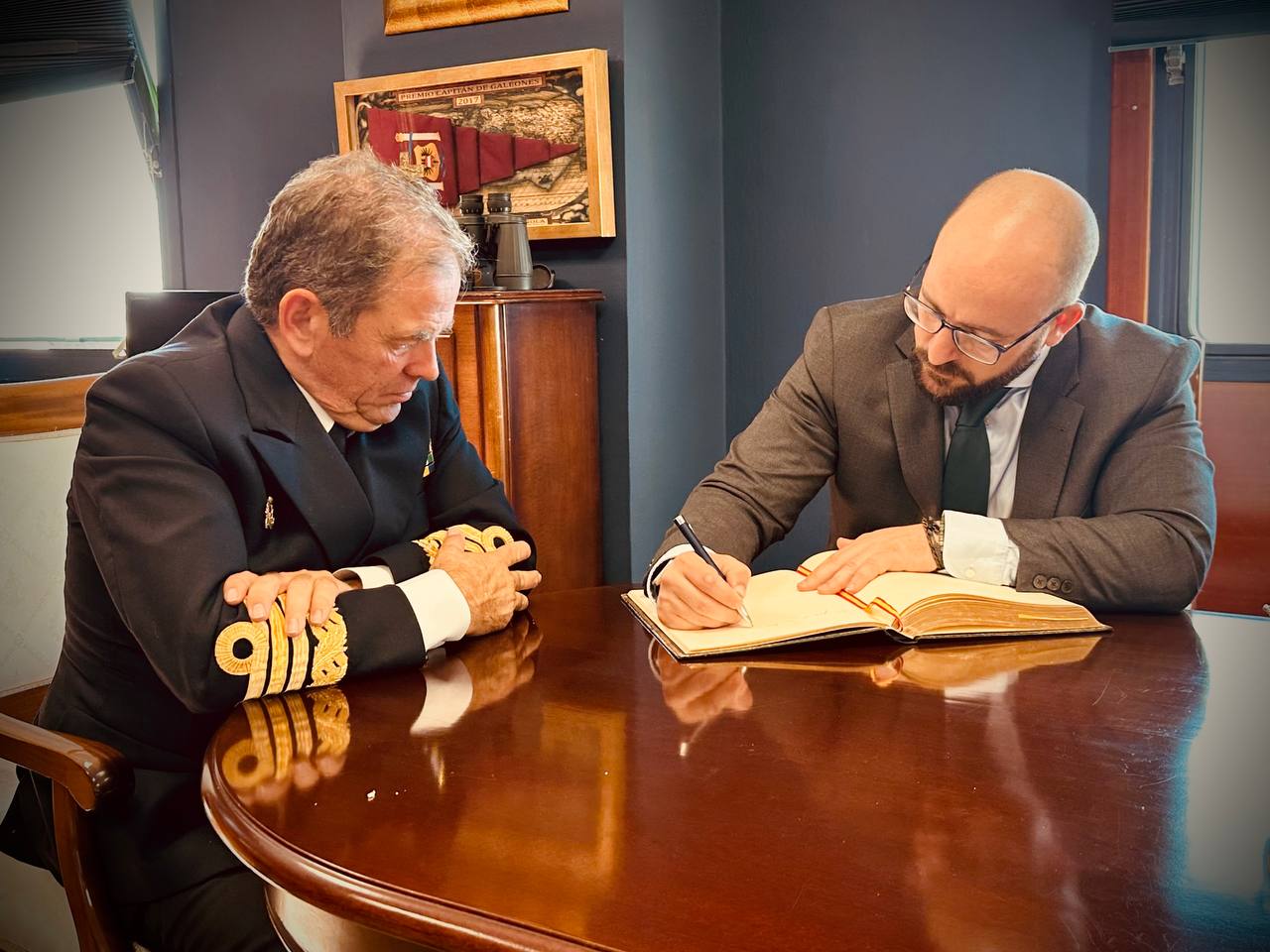 El Puerto organiza una jura de bandera para personal civil.