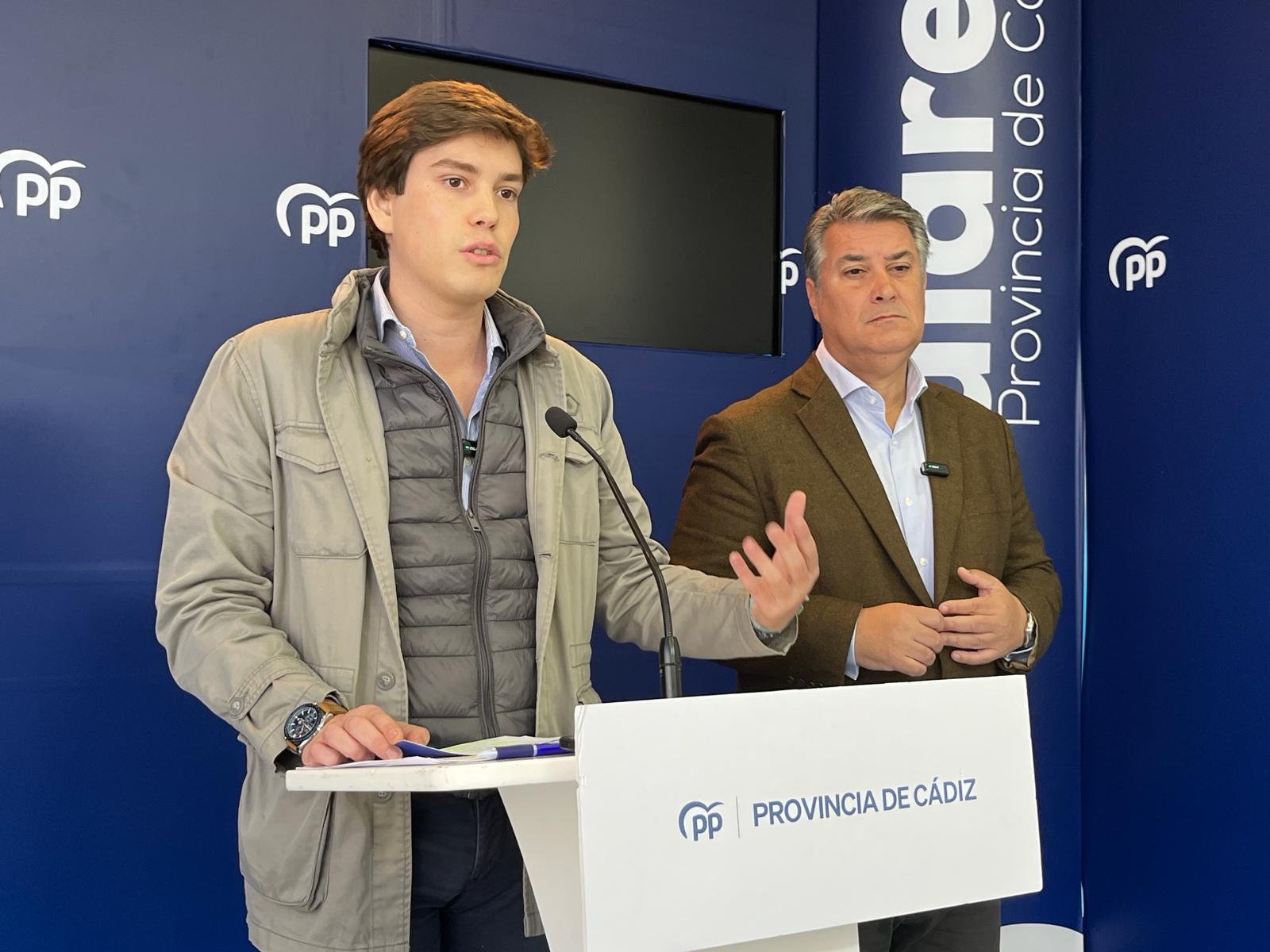 Los diputados del PP explicando la iniciativa parlamentaria. 