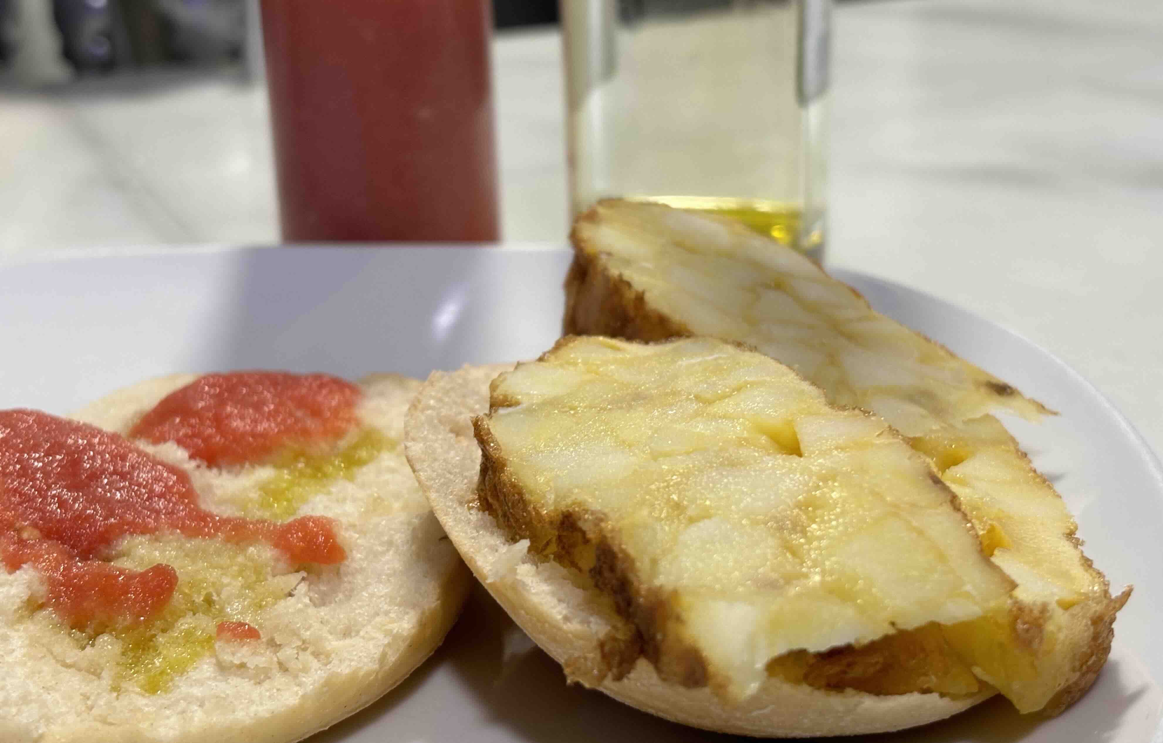 Desayuno en La Notaría, un clásico para encontrar mollete con tortilla de patatas en el centro de Jerez.