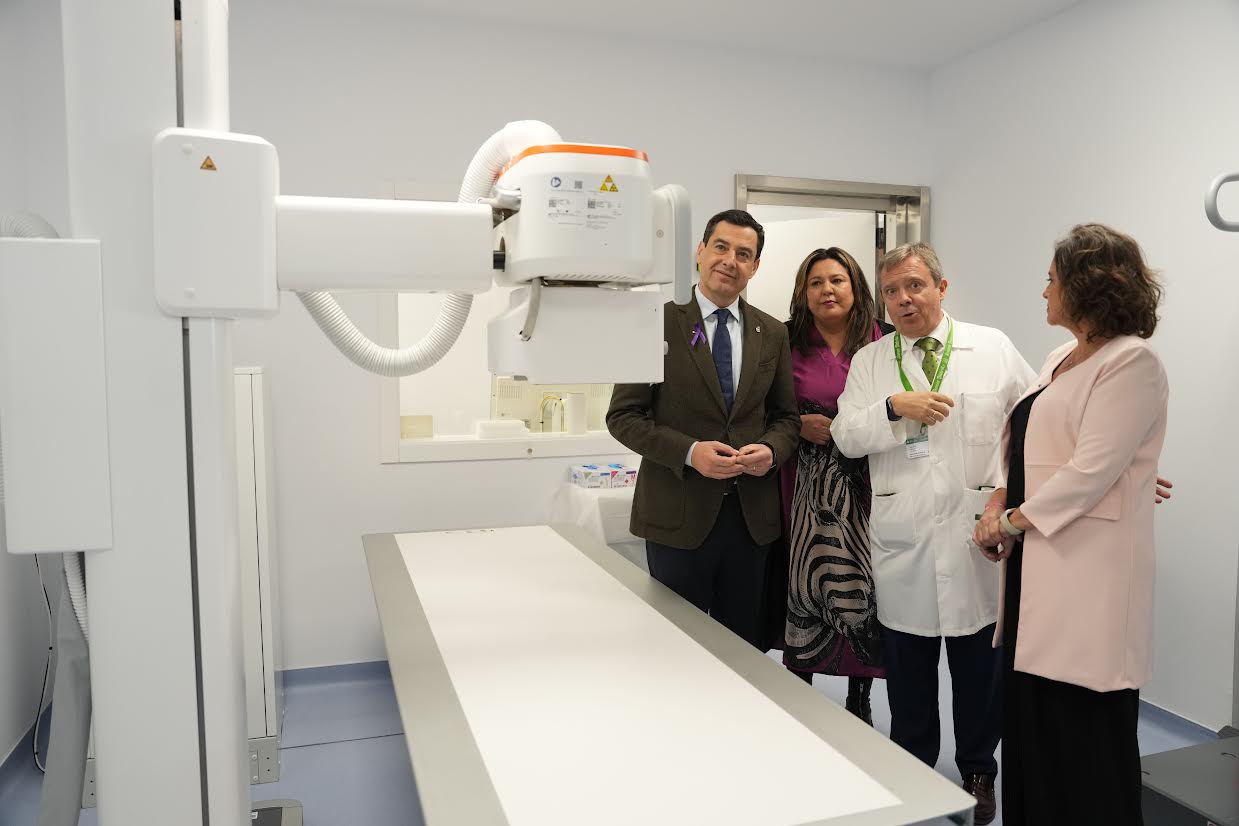 Juanma Moreno, presidente de la Junta, en la inauguración de un centro de salud del SAS en Córdoba.
