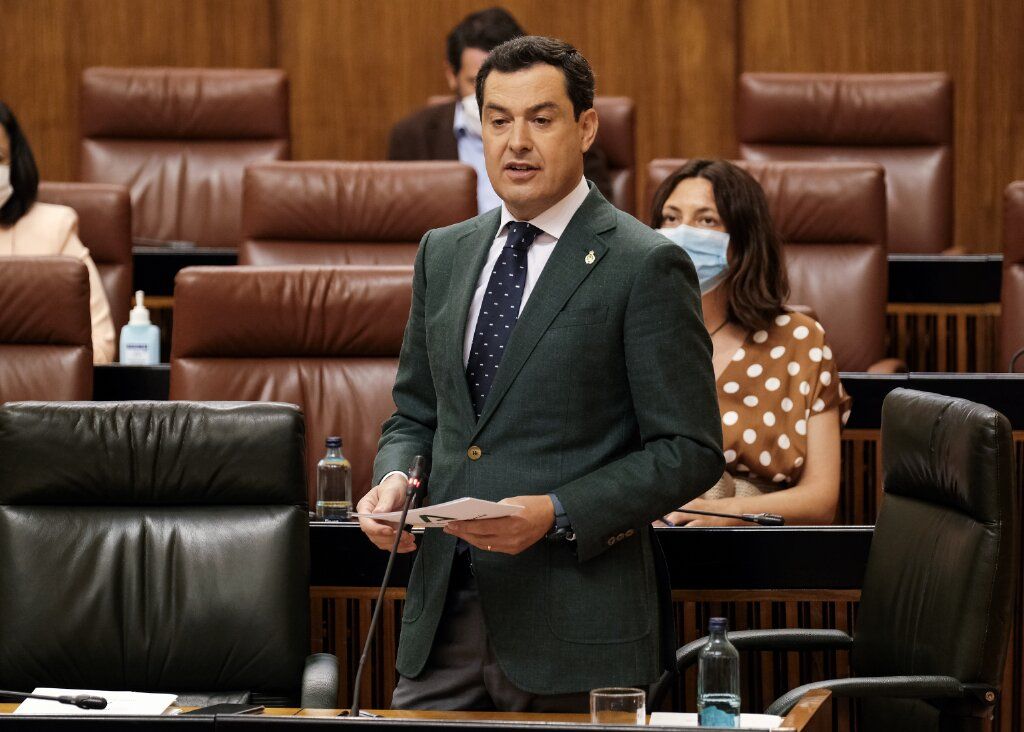 Juan Manuel Moreno Bonilla en la sesión plenaria de este jueves en el Parlamento andaluz. FOTO: PARLAMENTO DE ANDALUCÍA