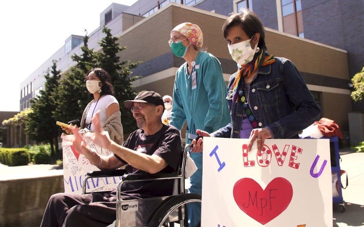 Michael Flor, saliendo del hospital.