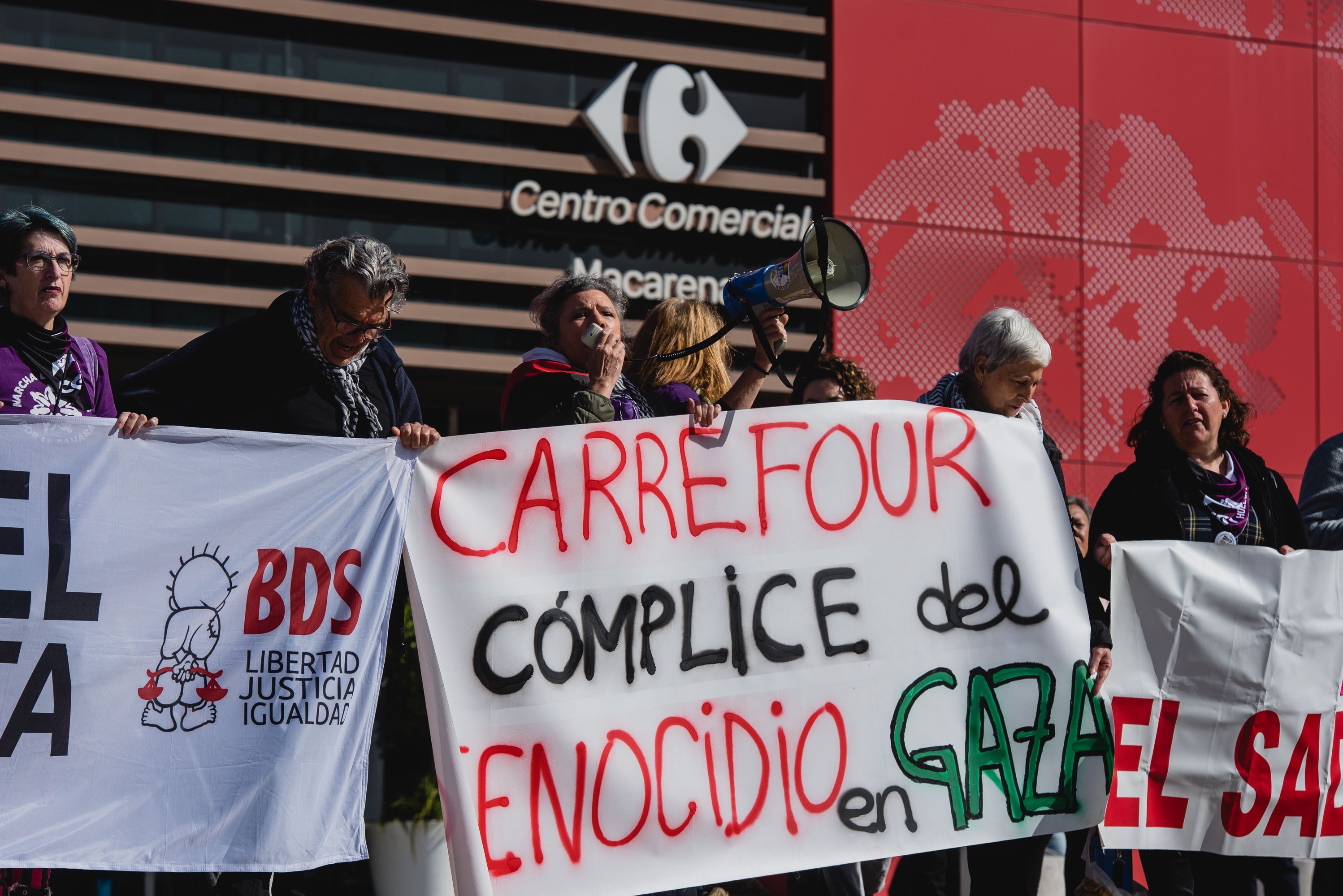 Imagen de la acción de protesta a las puertas del Carrefour Macarena, este viernes en Sevilla.