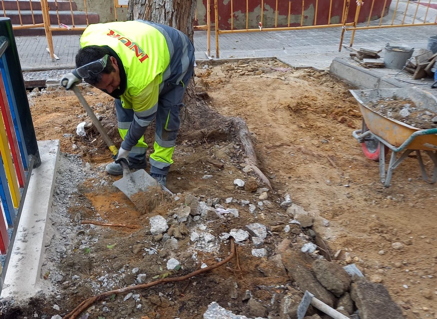 Trabajadores interviniendo en los alcorques junto al parque infantil de la plaza Algar, en La Granja, en días pasados.