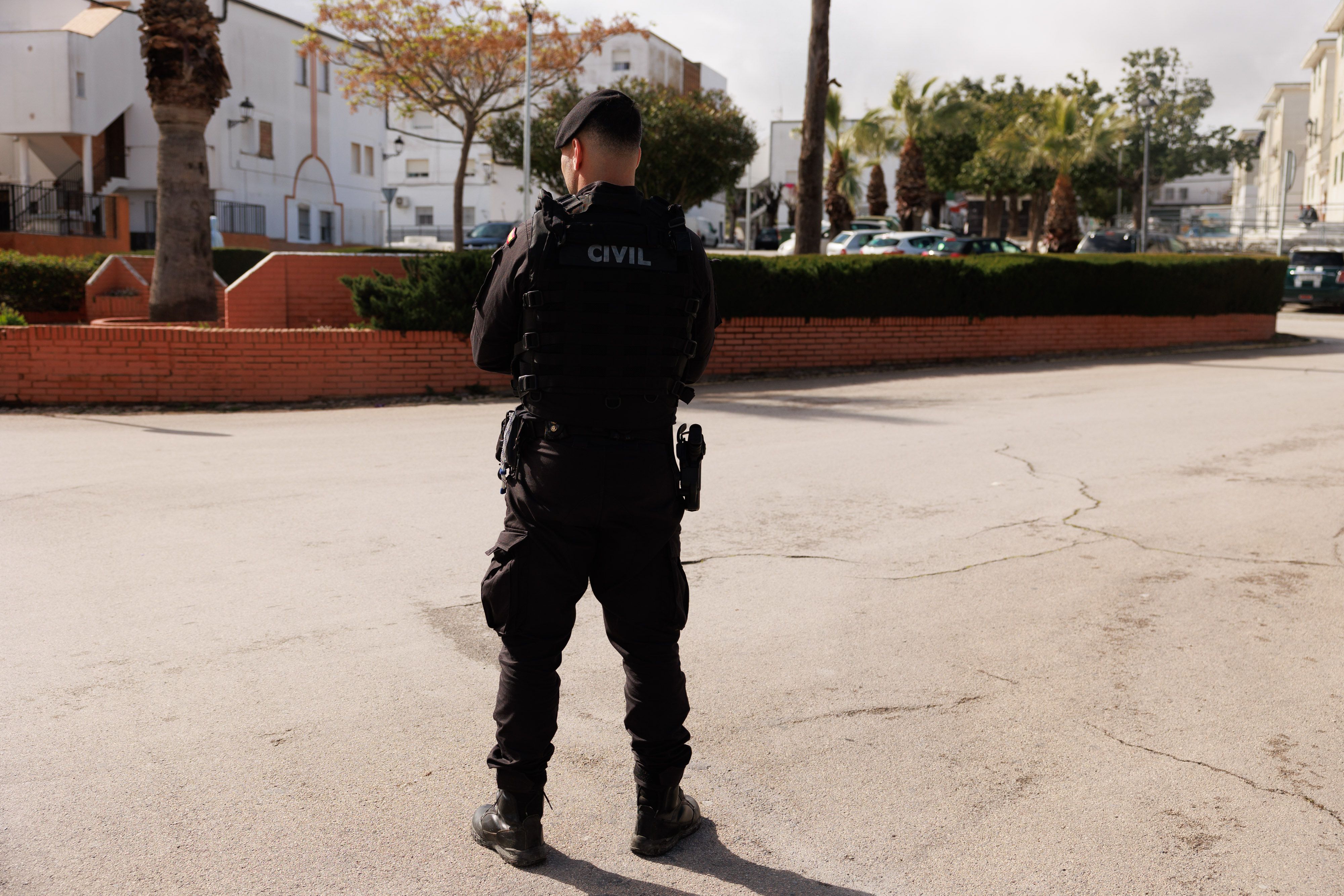Uno de los guardias civiles que acudieron a Barbate tras los hechos, en febrero.