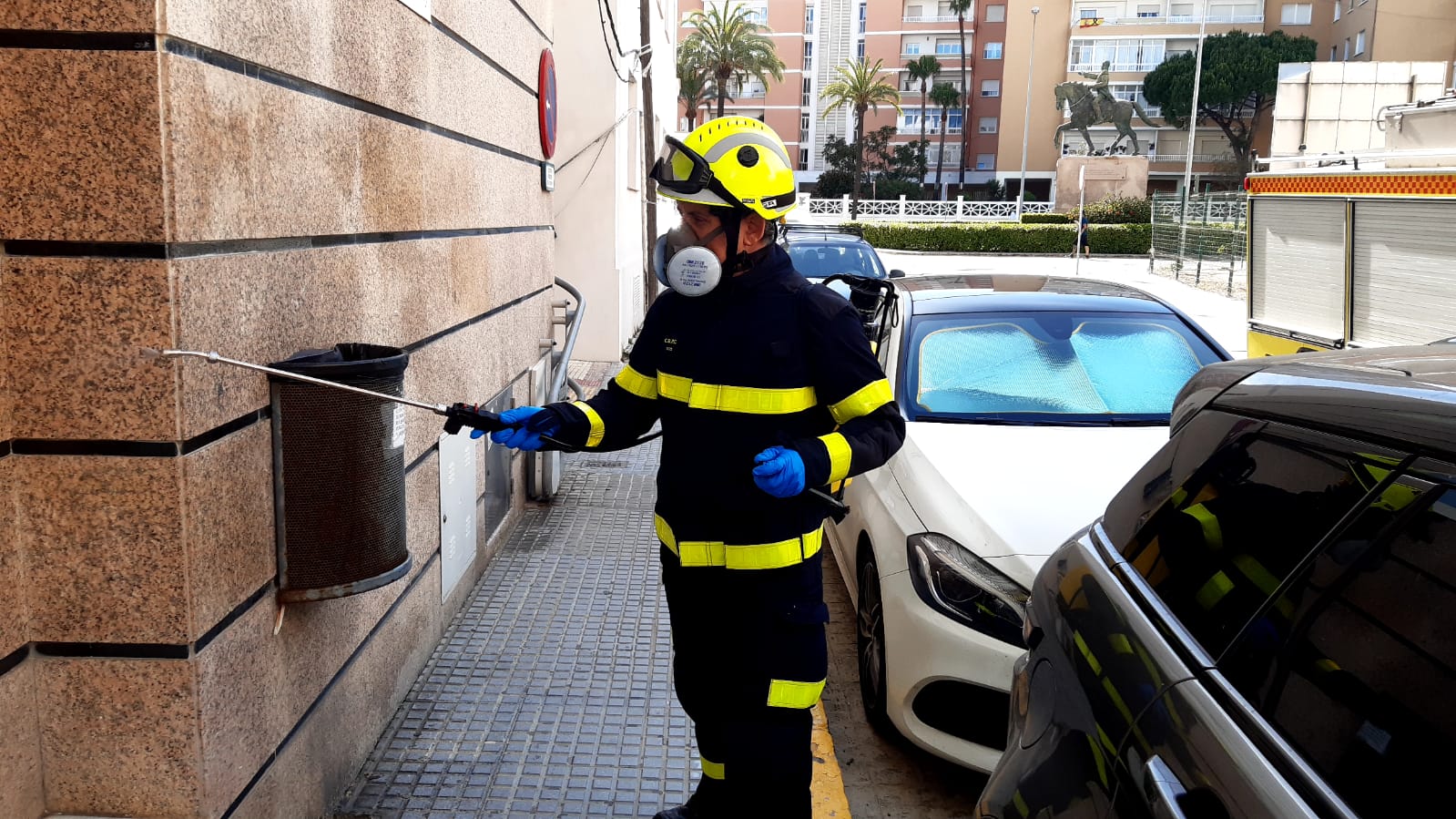 Un bombero desinfecta una instalación pública durante la pandemia en Cádiz. FOTO: CONSORCIO PROVINCIAL BOMBEROS