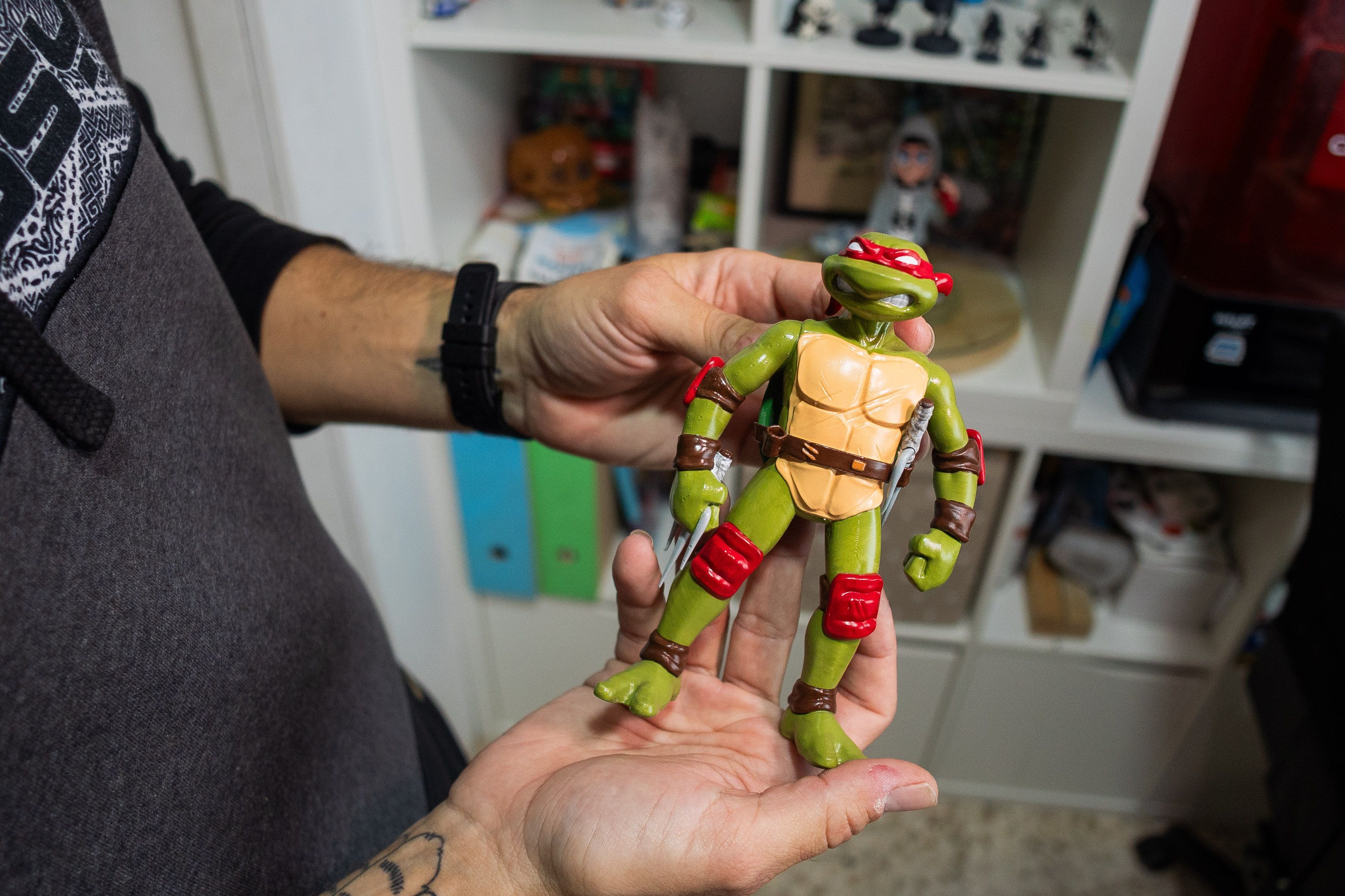 Una Tortuga Ninja, de resina, en manos de Luis Álvarez.  