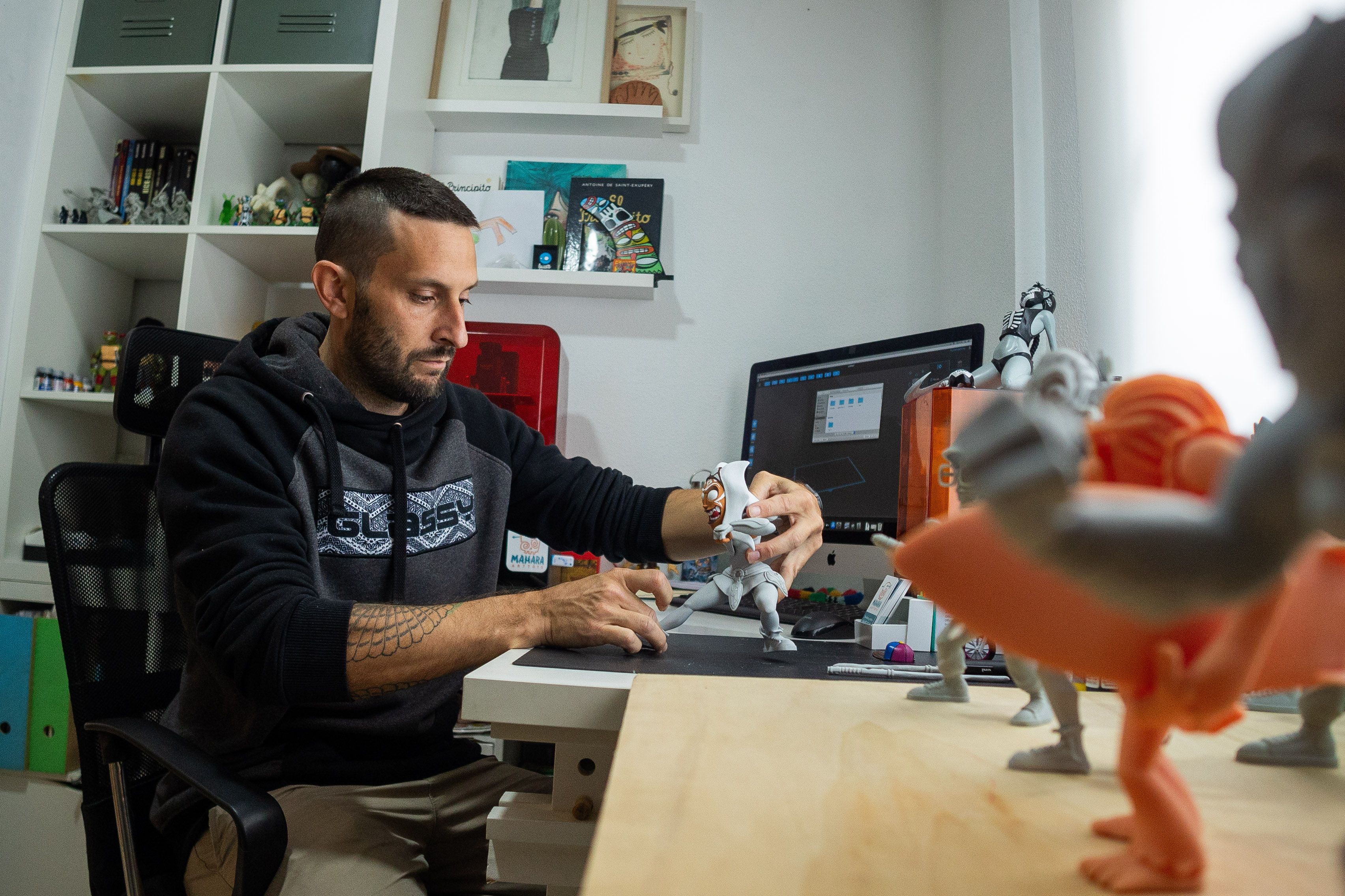 Álvarez trabajando en una de sus creaciones. 