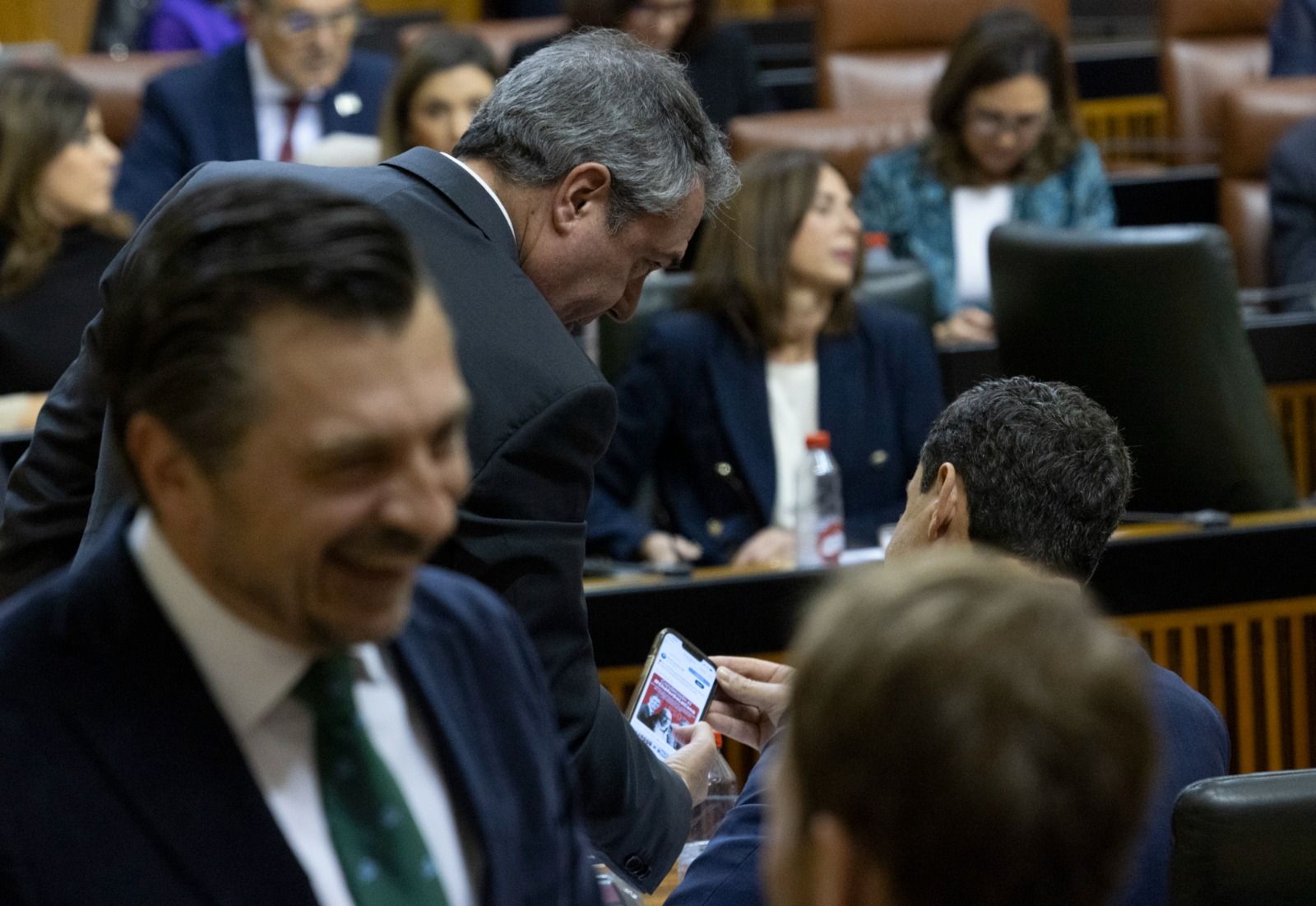 Momento en el que Juan Espadas (PSOE) muestra a Juanma Moreno una campaña en redes del PP.