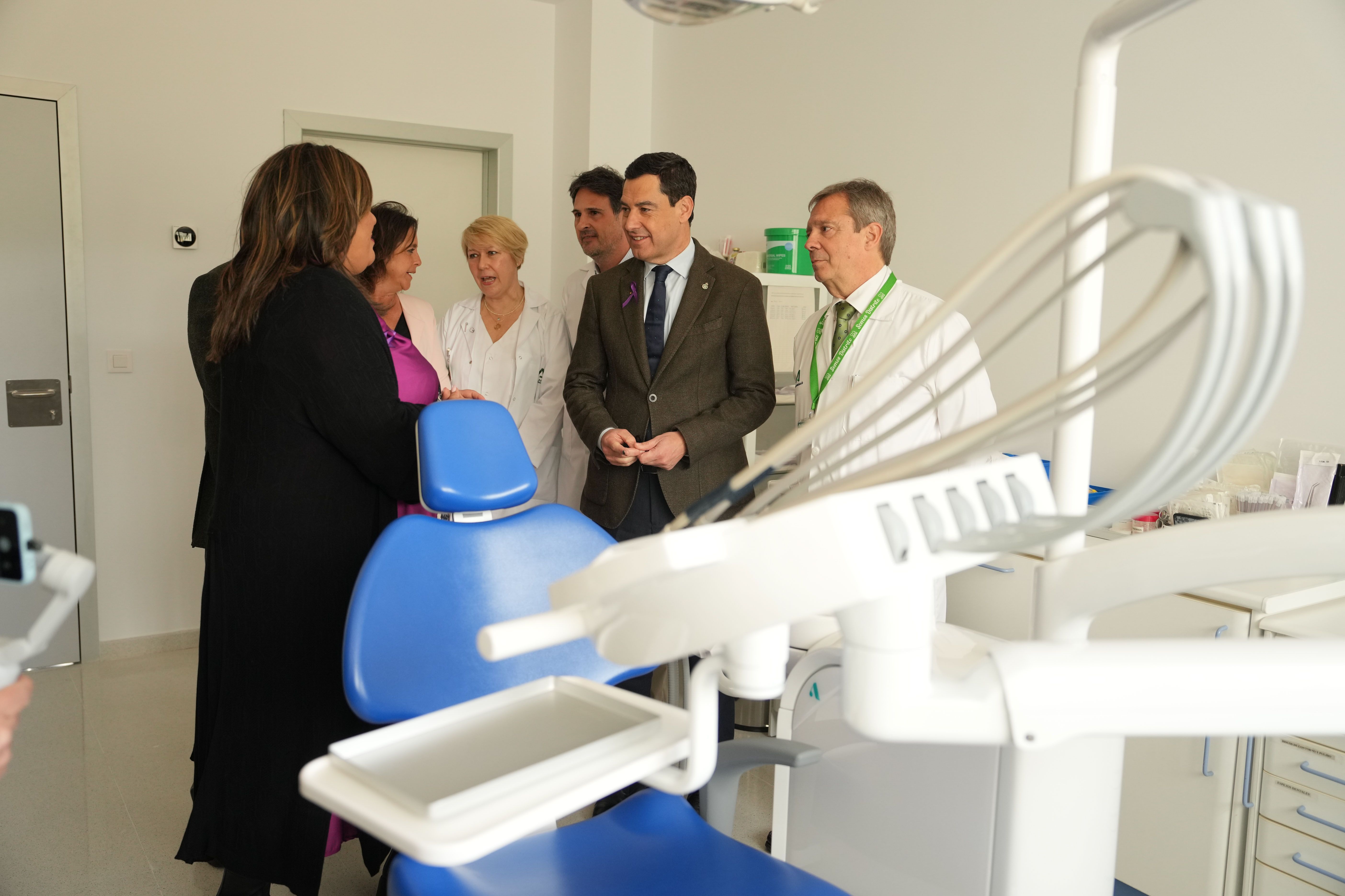 Juanma Moreno en un nuevo centro del SAS.