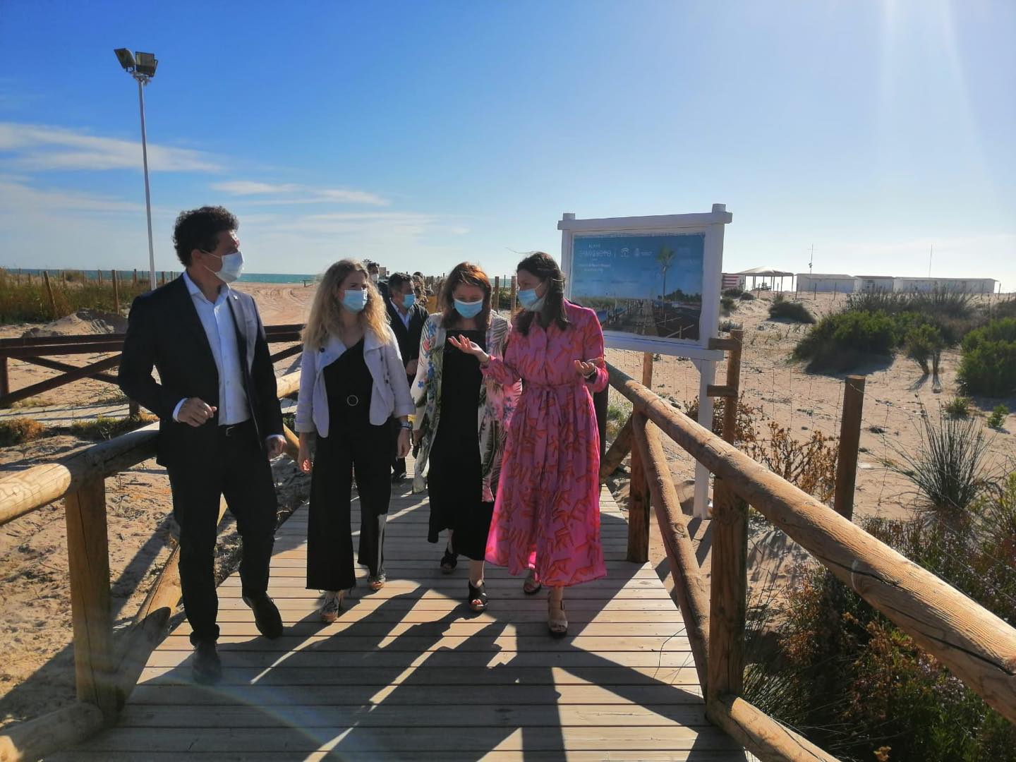 Cavada (derecha en la foto) junto a representantes de la Junta, en días pasados, en Camposoto inaugurando su paseo marítimo. 
