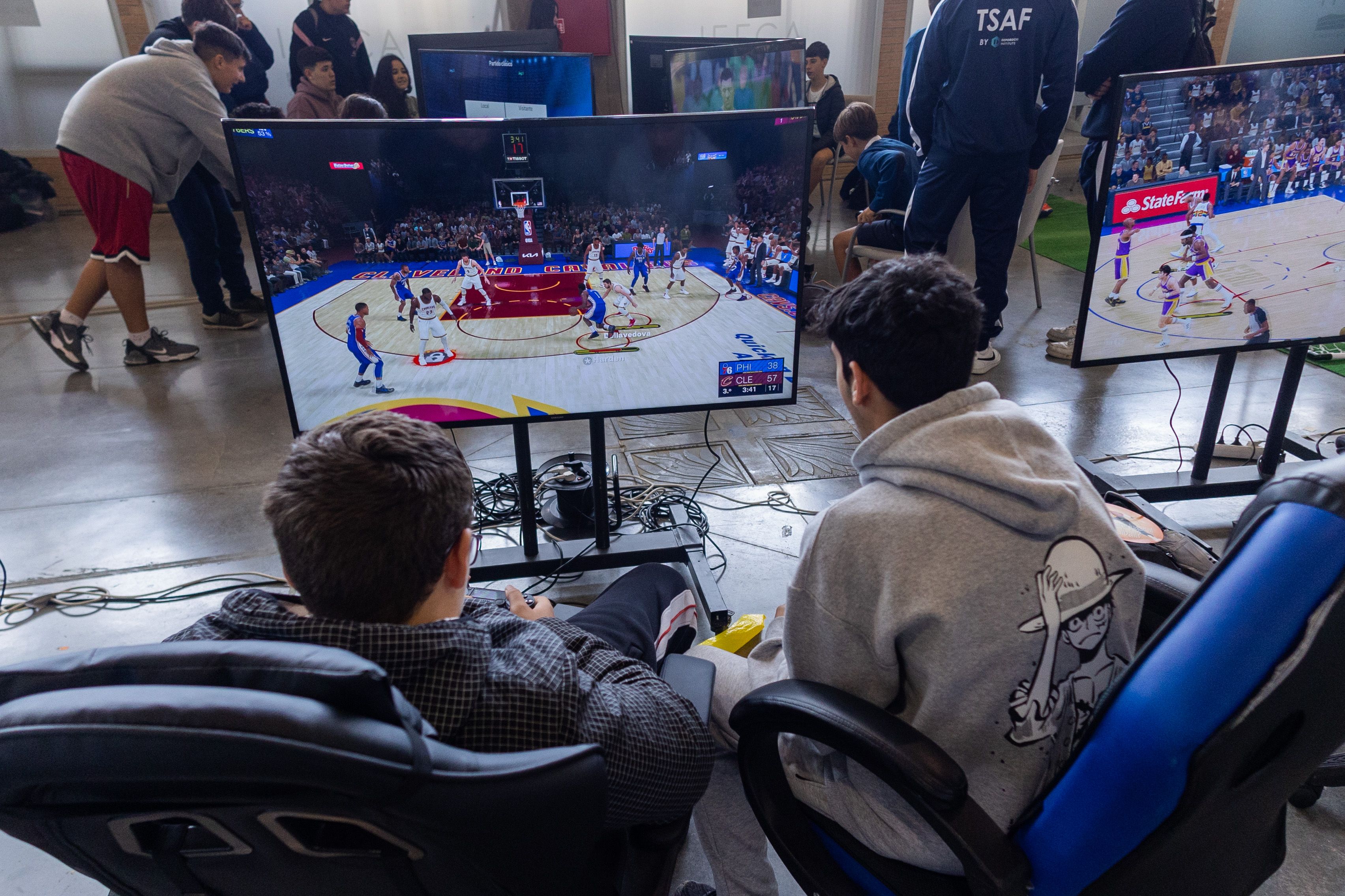 Dos jóvenes jugando a un videojuego, en una imagen de archivo.