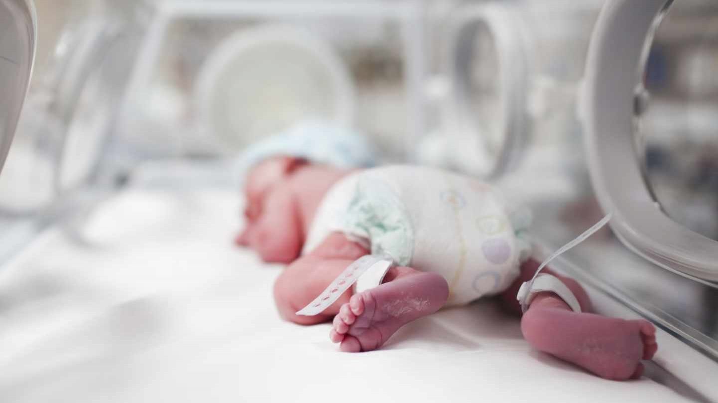 Imagen de archivo de un bebé recién nacido. El Gobierno aumentará los permisos por paternidad.