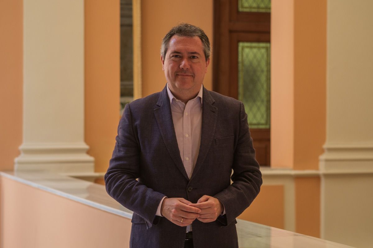 Juan Espadas en la primera planta del Consistorio sevillano. FOTO: MANU GARCÍA