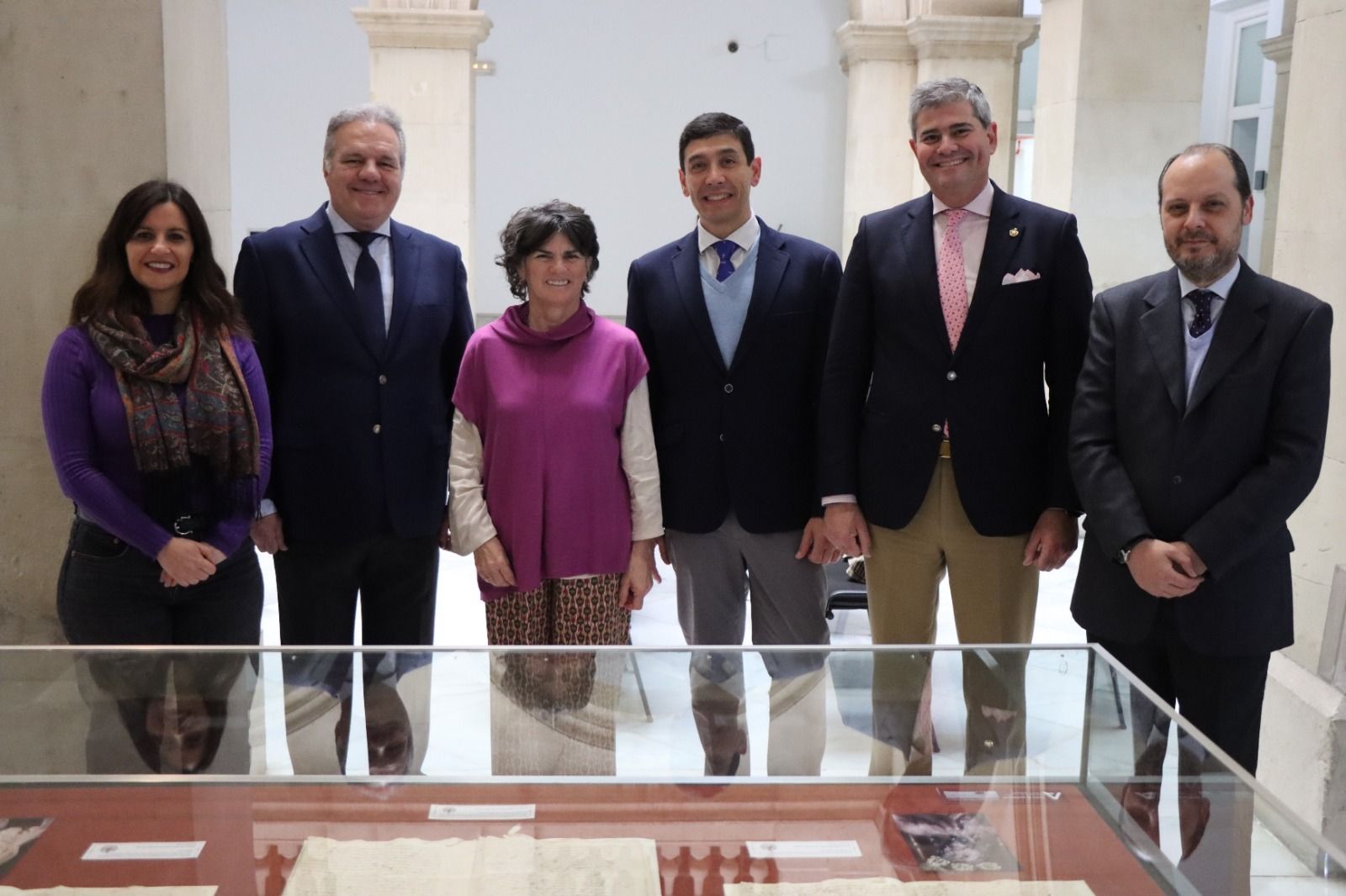 Responsables del Archivo Histórico y el Hermano Mayor ante la vitrina que exhibe el documento.