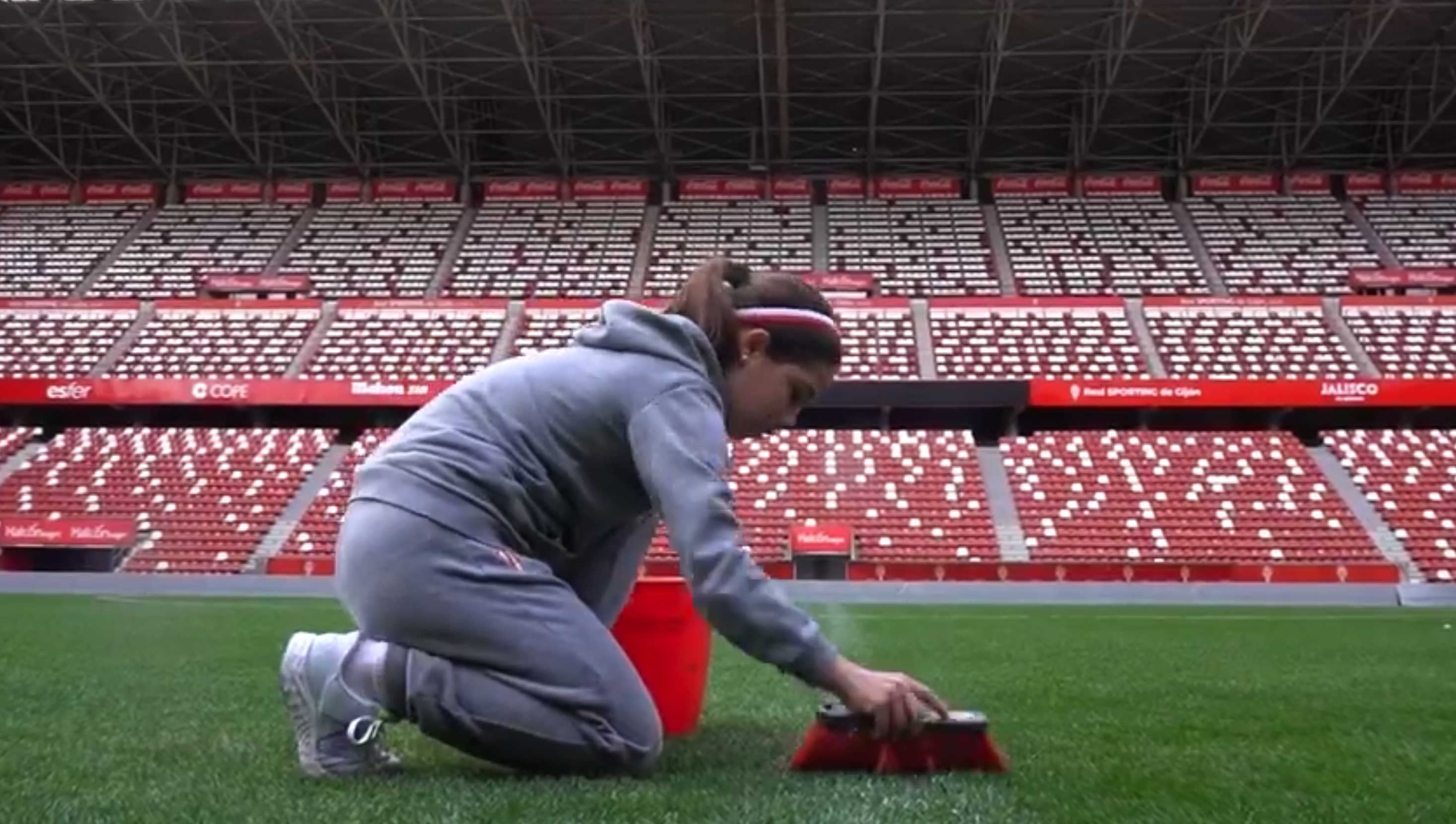 Imagen del vídeo de una mujer limpiando en el campo del Sporting.