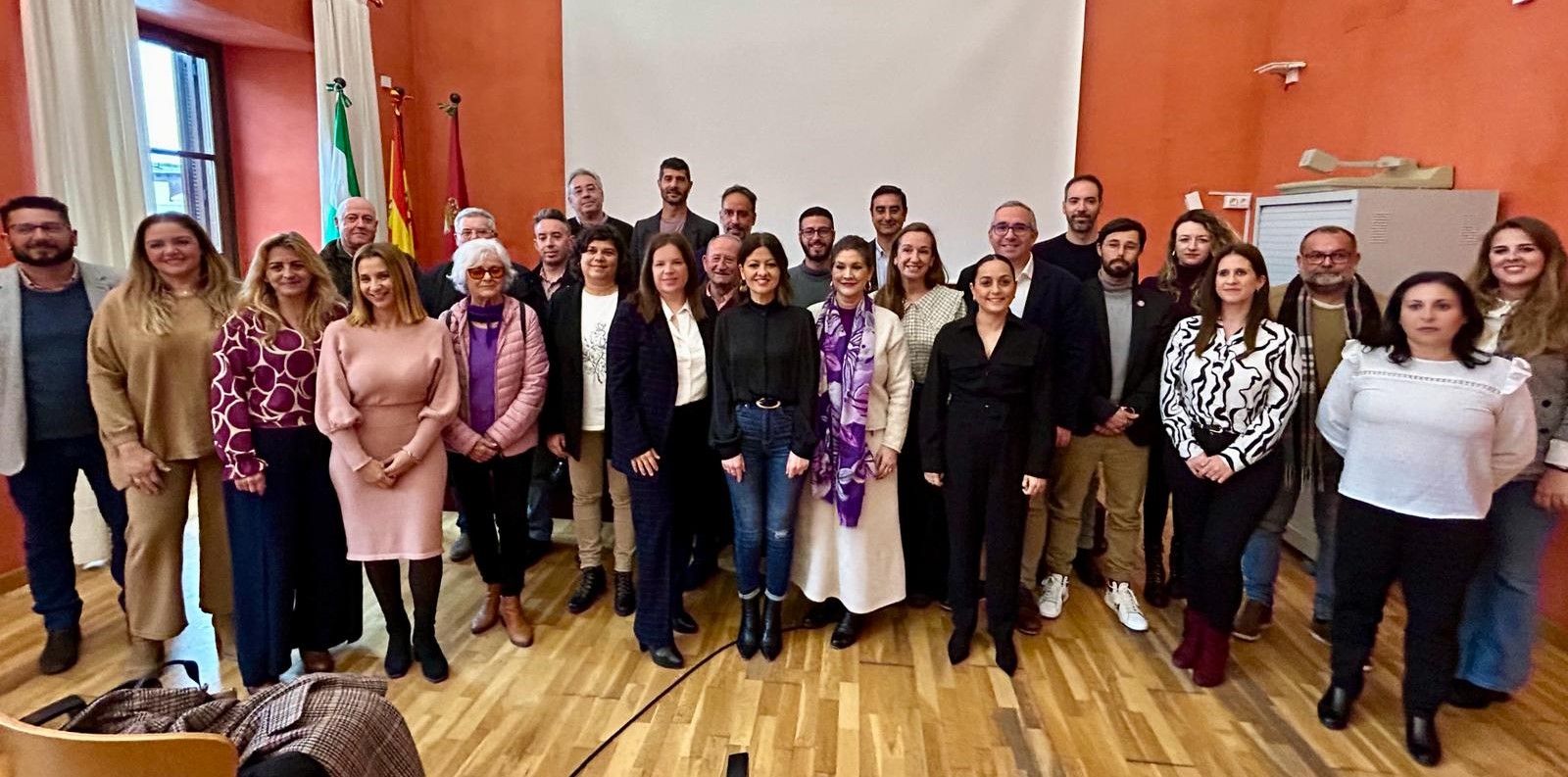 Sira Rego, junto a cargos públicos de IU del Bajo Guadalquivir.